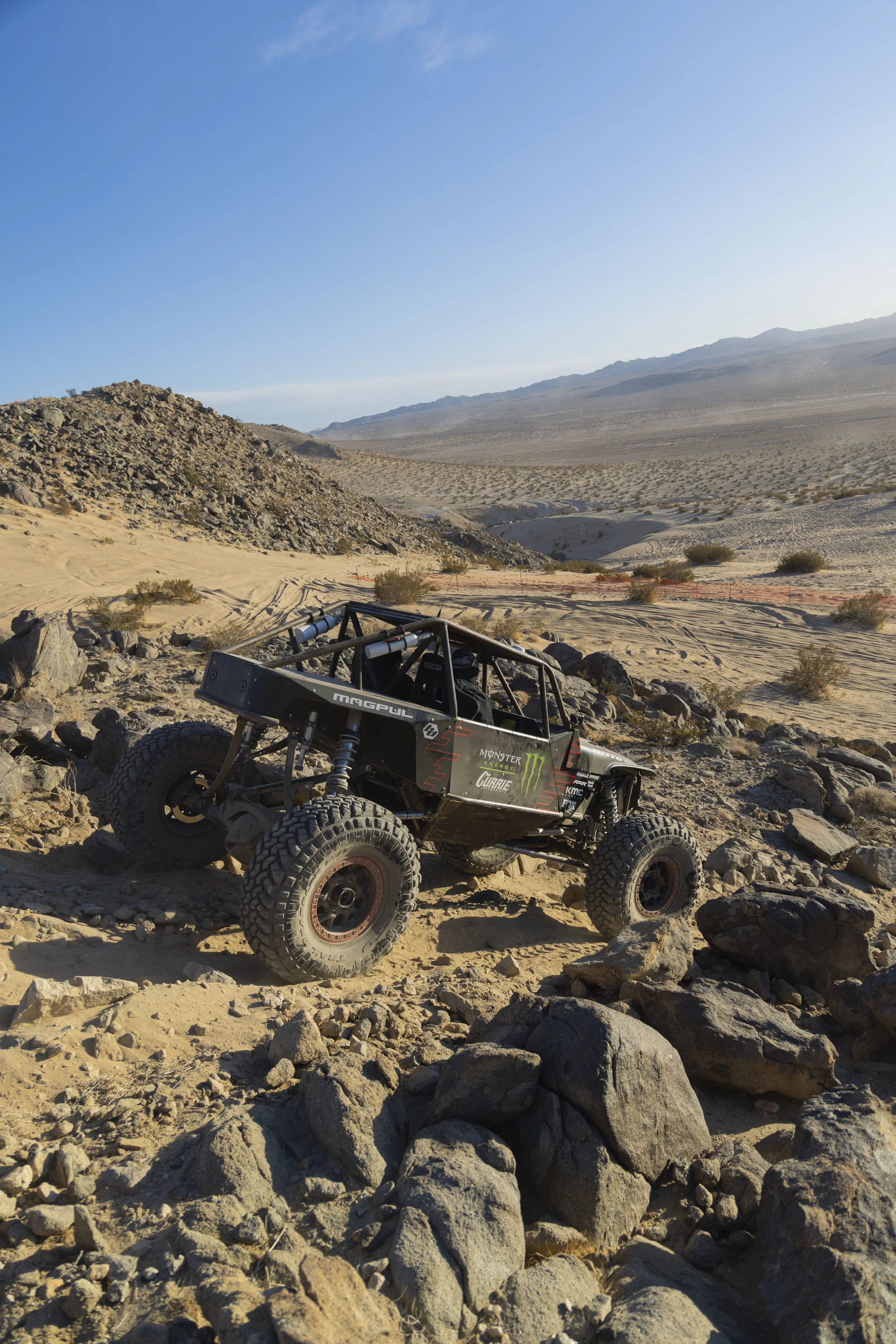 2_1_CaseyCurrie_KingOfHammers_JohnsonValley_Day6_PreRunningRockSections_RockBuggy_NoCrop_016.jpg