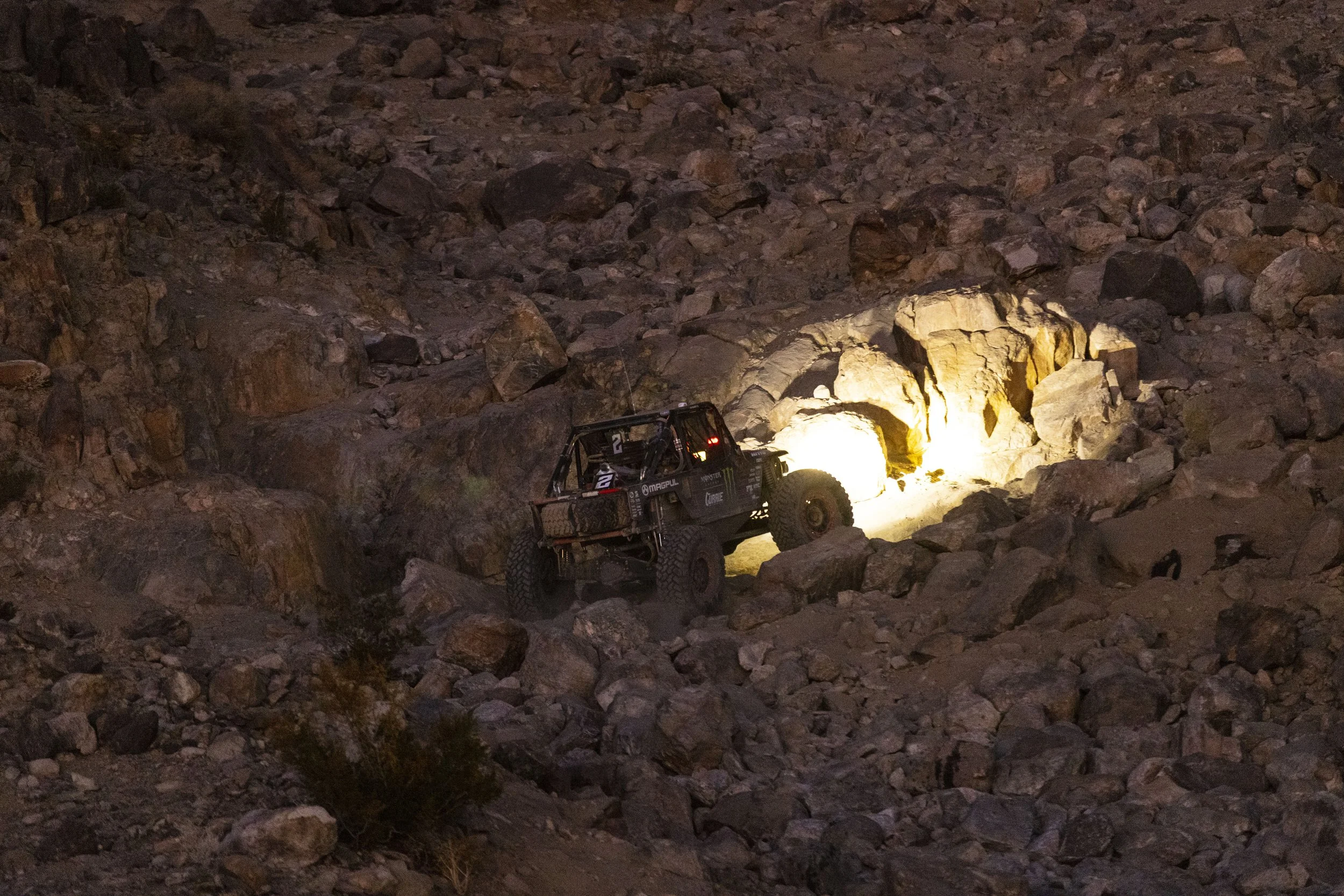 2_5_CaseyCurrie_KingofHammers_JohnsonValley_Day10_Ultra4Race_RockJeep_NoCrop_020.jpg