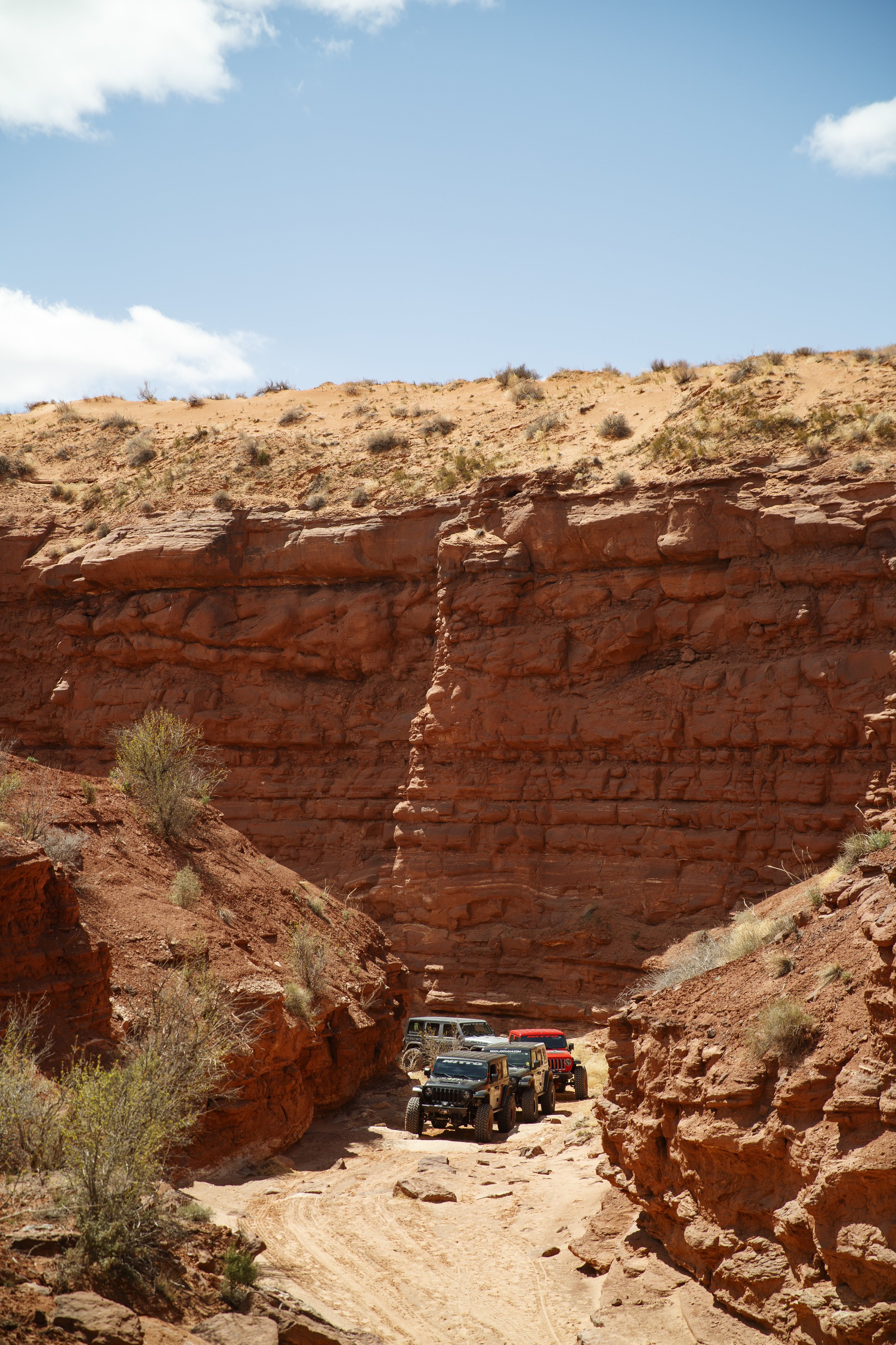 4_12_CaseyCurrie_MoabUT_EasterJeepSafari_Day3_PickleAndBehindTheRocks_392Jeep_NoCrop_001.jpg