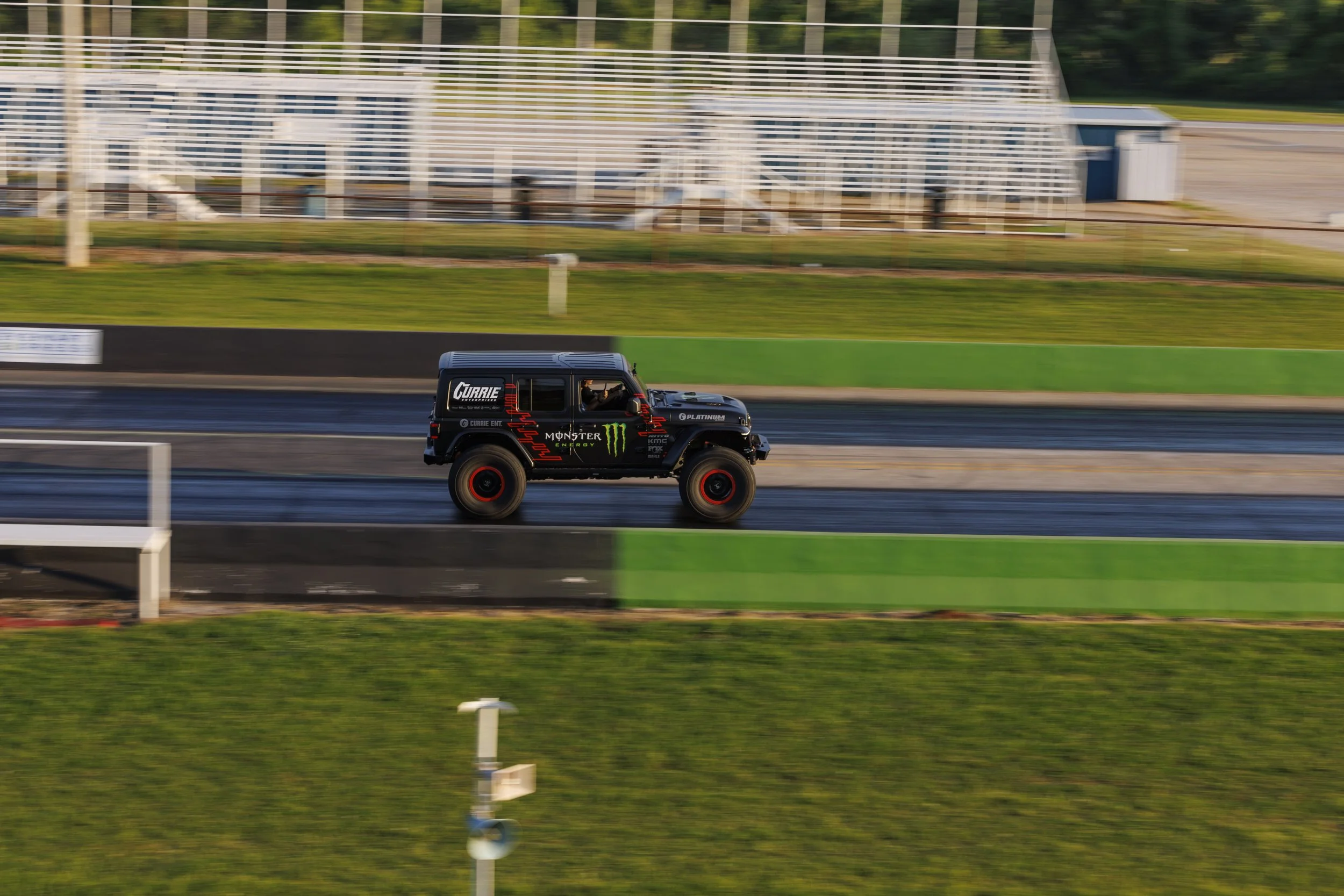 6_20_CaseyCurrie_NittoAmericanRoadTour_Route66_392Jeep_NoCrop_004.jpg