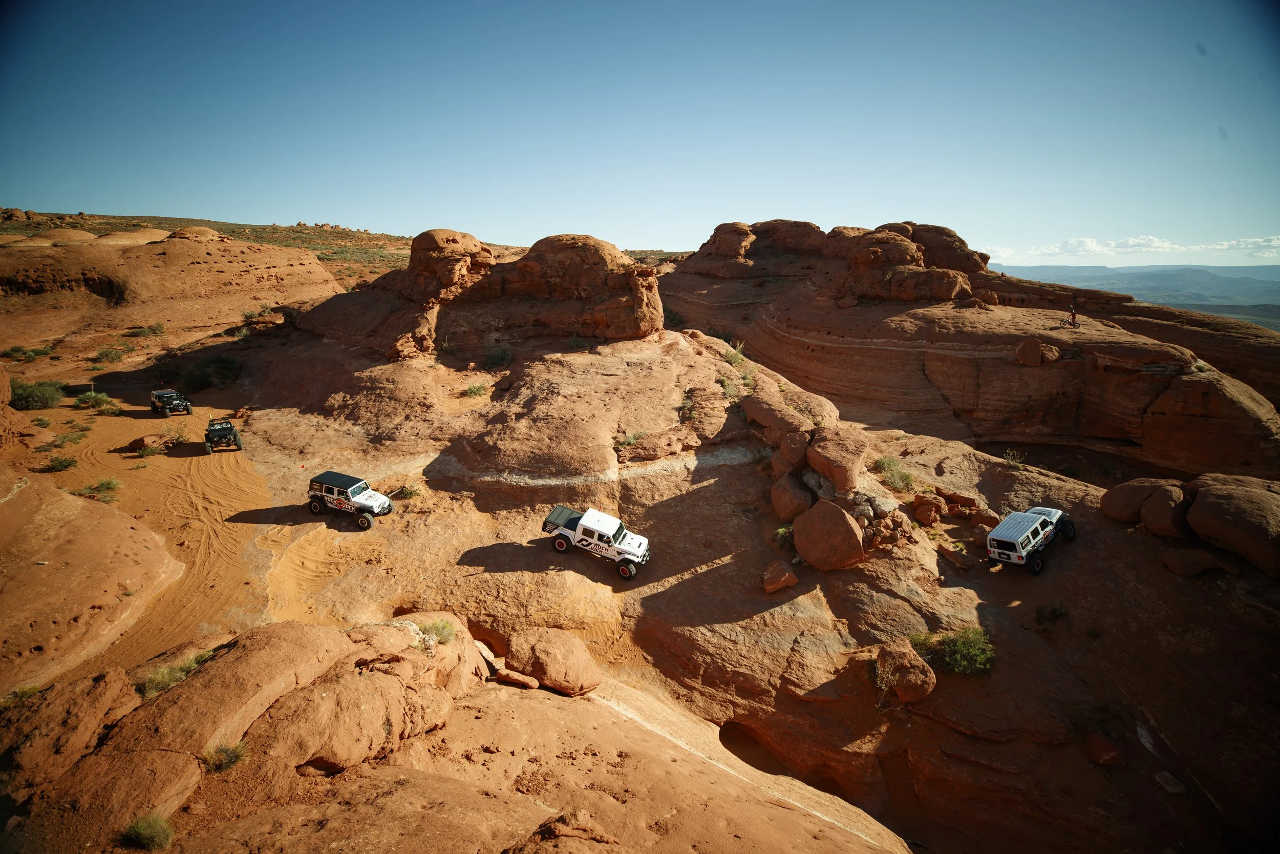 10_7_CaseyCurrie_TrailHero_SandHollowUtah_Lifestyle_NoCrop_005.jpg