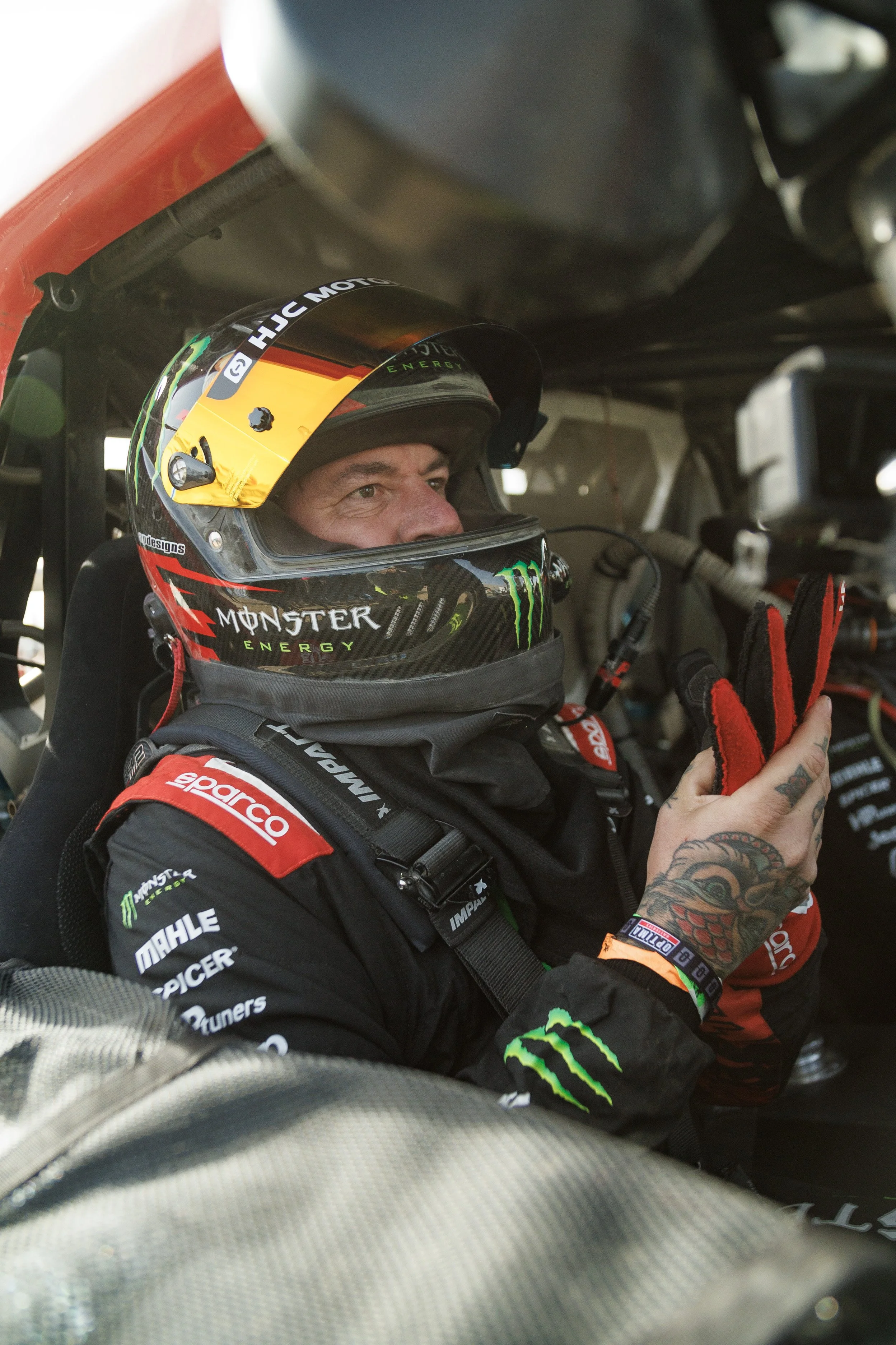 2_4_CaseyCurrie_KingofHammers_JohnsonValleyCa_Day3_DesertQualifying_TrophyTruck_NoCrop_005.jpg