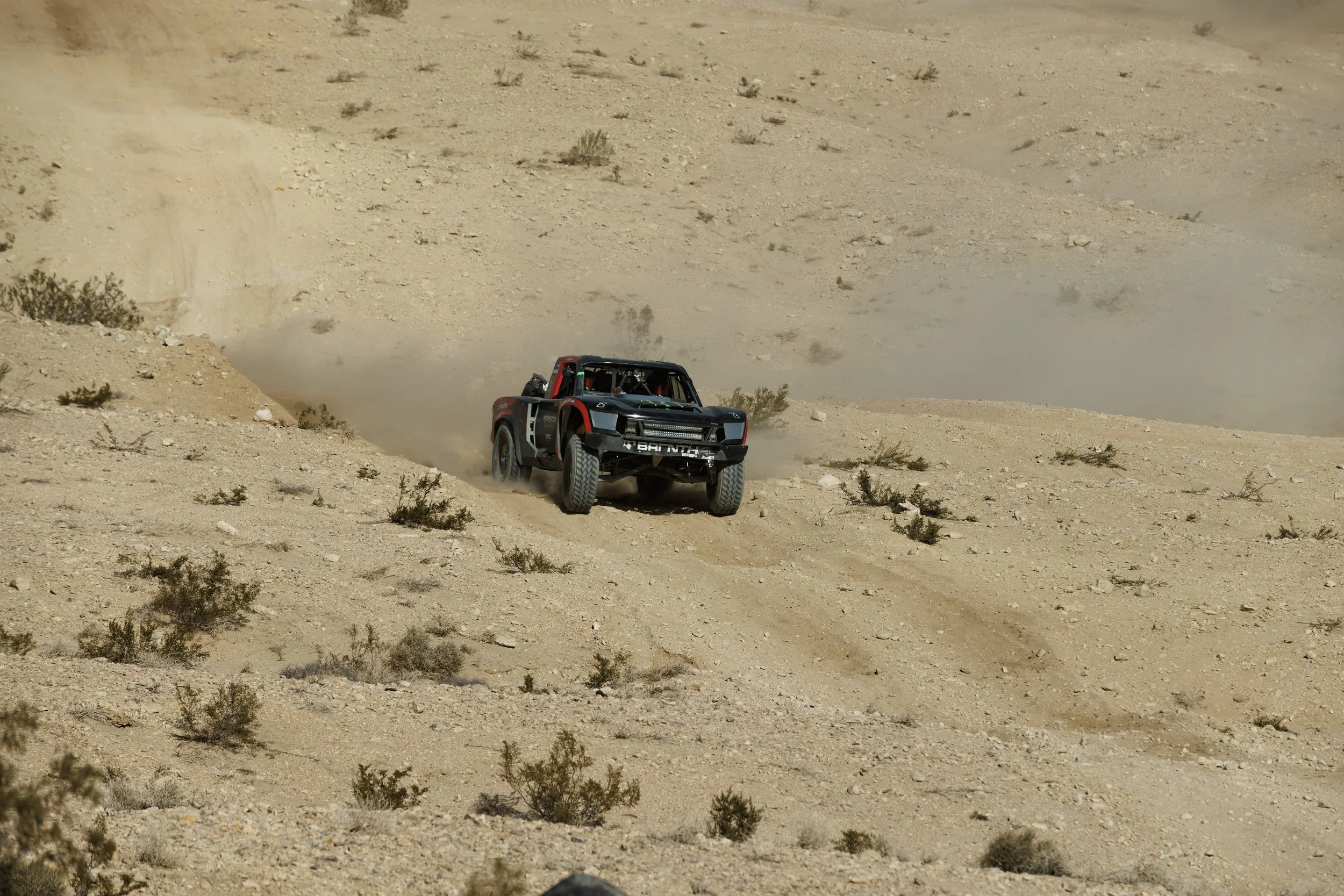 2_5_CaseyCurrie_KingofHammers_JohnsonValleyCa_Day4_DesertRace_TrophyTruck_NoCrop_009.jpg