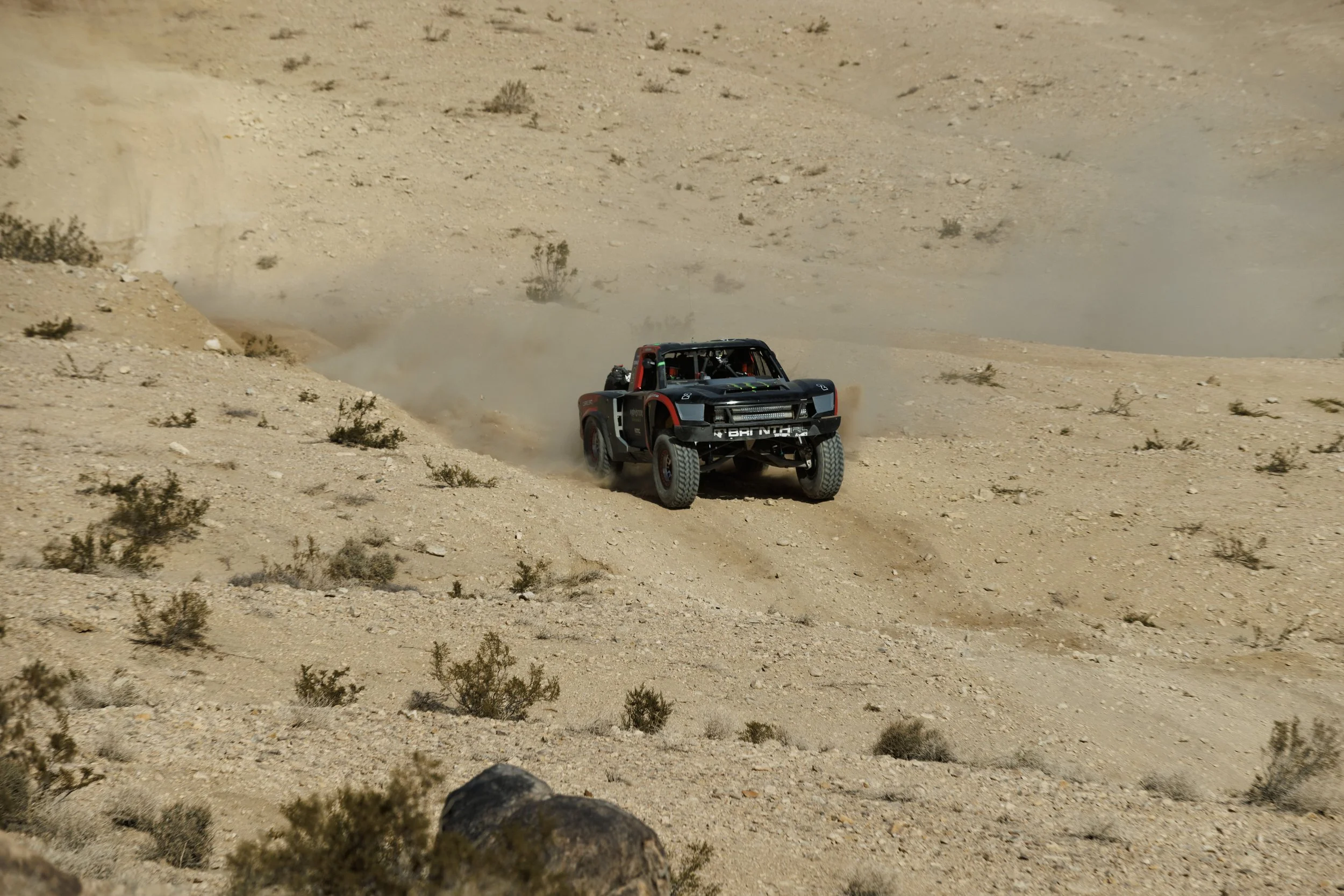 2_5_CaseyCurrie_KingofHammers_JohnsonValleyCa_Day4_DesertRace_TrophyTruck_NoCrop_010.jpg