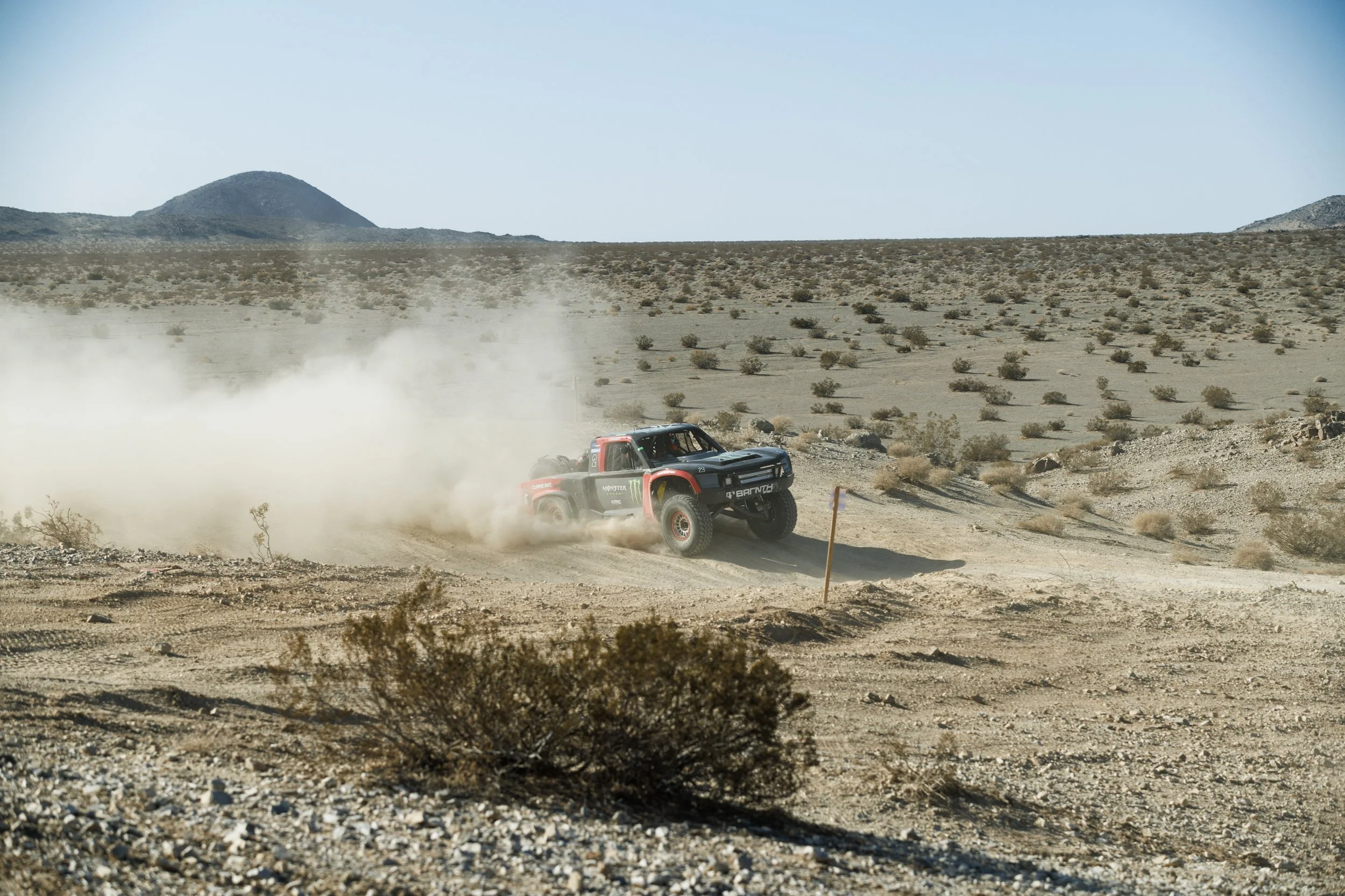 2_5_CaseyCurrie_KingofHammers_JohnsonValleyCa_Day4_DesertRace_TrophyTruck_NoCrop_022.jpg