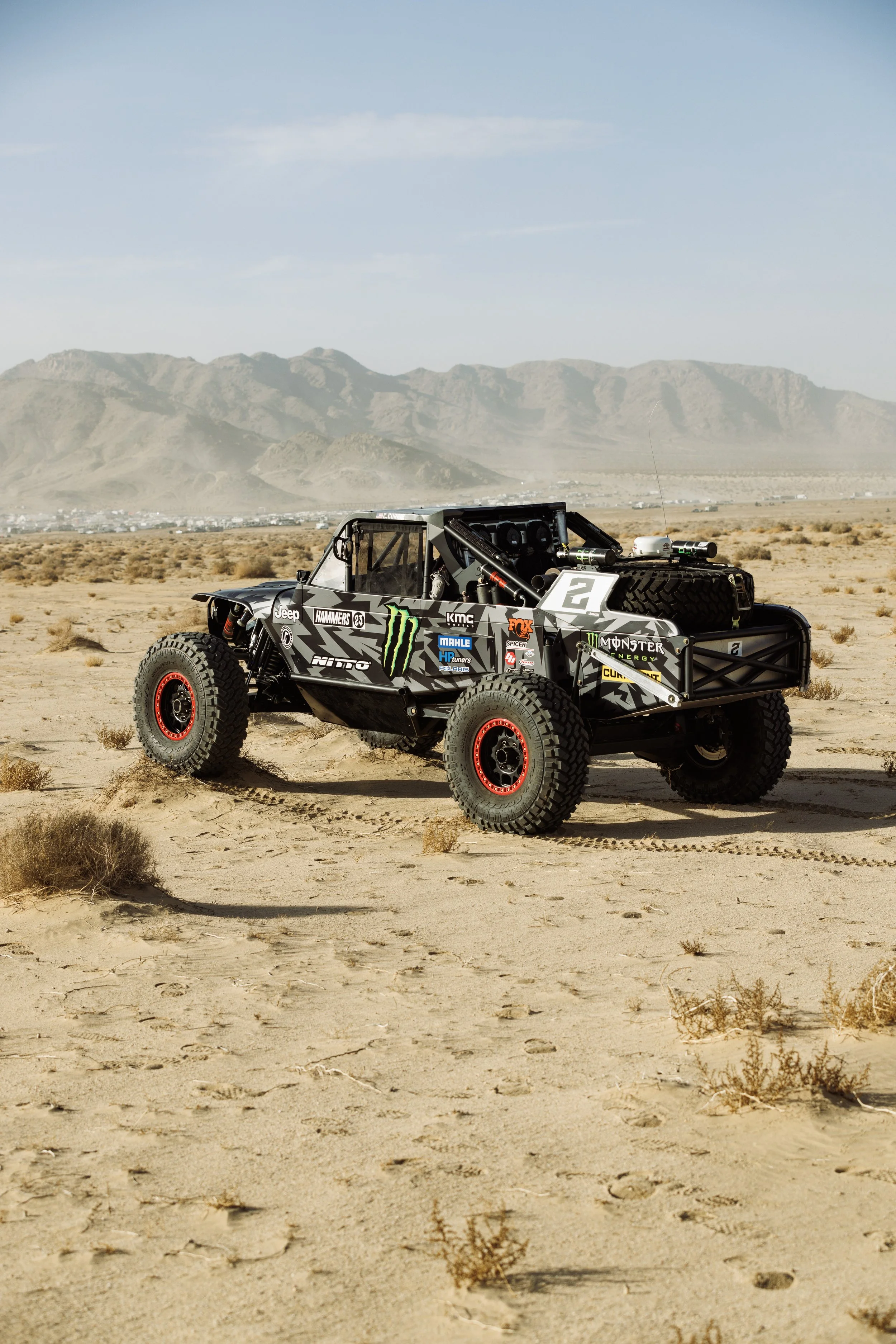2_3_CaseyCurrie_KingOfHammers_JohnsonValleyCa_Day2_DesertPreRunning_TrophyJeep_NoCrop_009.jpg