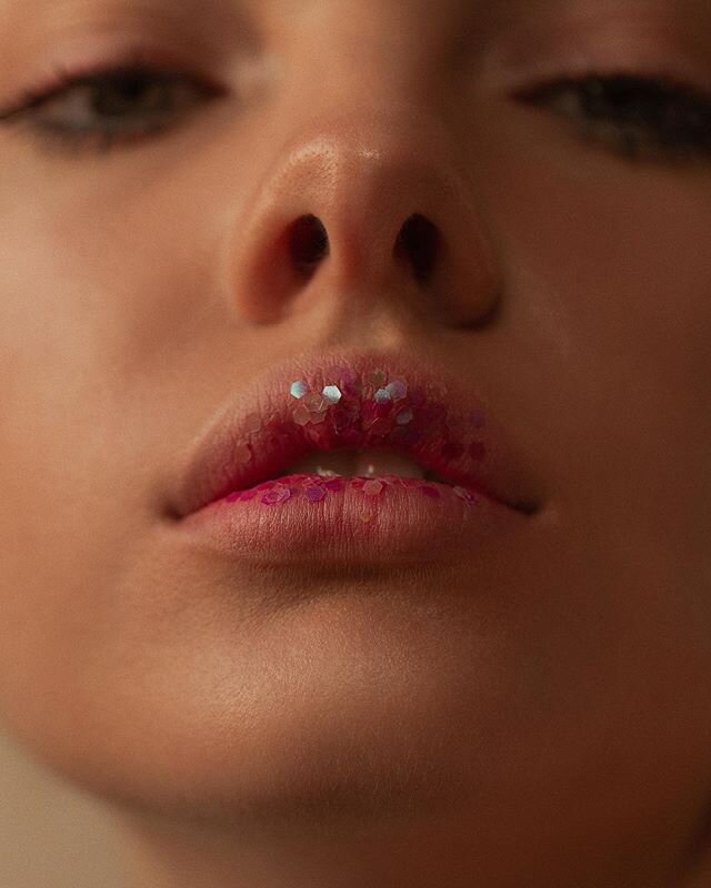 Once again, @instagram auto crop can suuuckk IT!! This shot is too dynamic to be smooshed I to a 4x5 😩😩 .
Makeup breakdown @igneouscosmetics glitter @stilacanada lip &amp; cheek tint 
@faceatelier @embryolisseca @marcjacobsbeauty mascara @colourpop