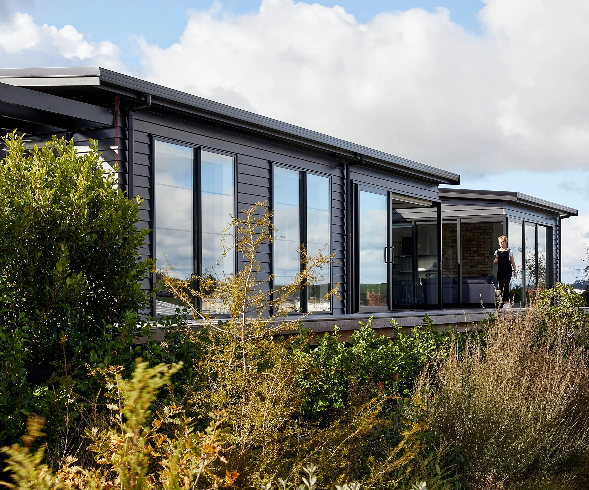 YOUR HOME &amp; GARDEN MAGAZINE