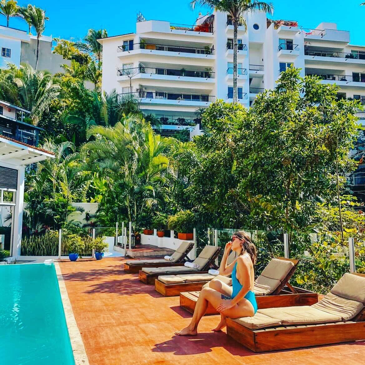 Pondering your next post vaccine vacation?  Let Nemi Eco Villa&rsquo;s full complimentary staff pamper you with amazing meals and poolside beverages! 🍸 🌞 🇲🇽 

📷: @courtneytheexplorer 

.
.
.
.
.
.
.
.
.
.
#puertovallartamexico #puertovallartawed