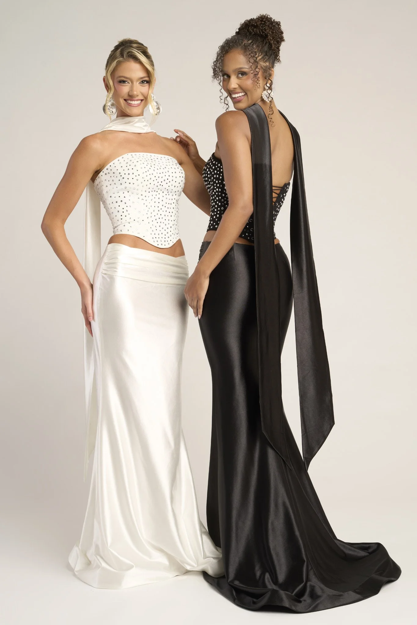 PS26042-White-Black-02.jpg