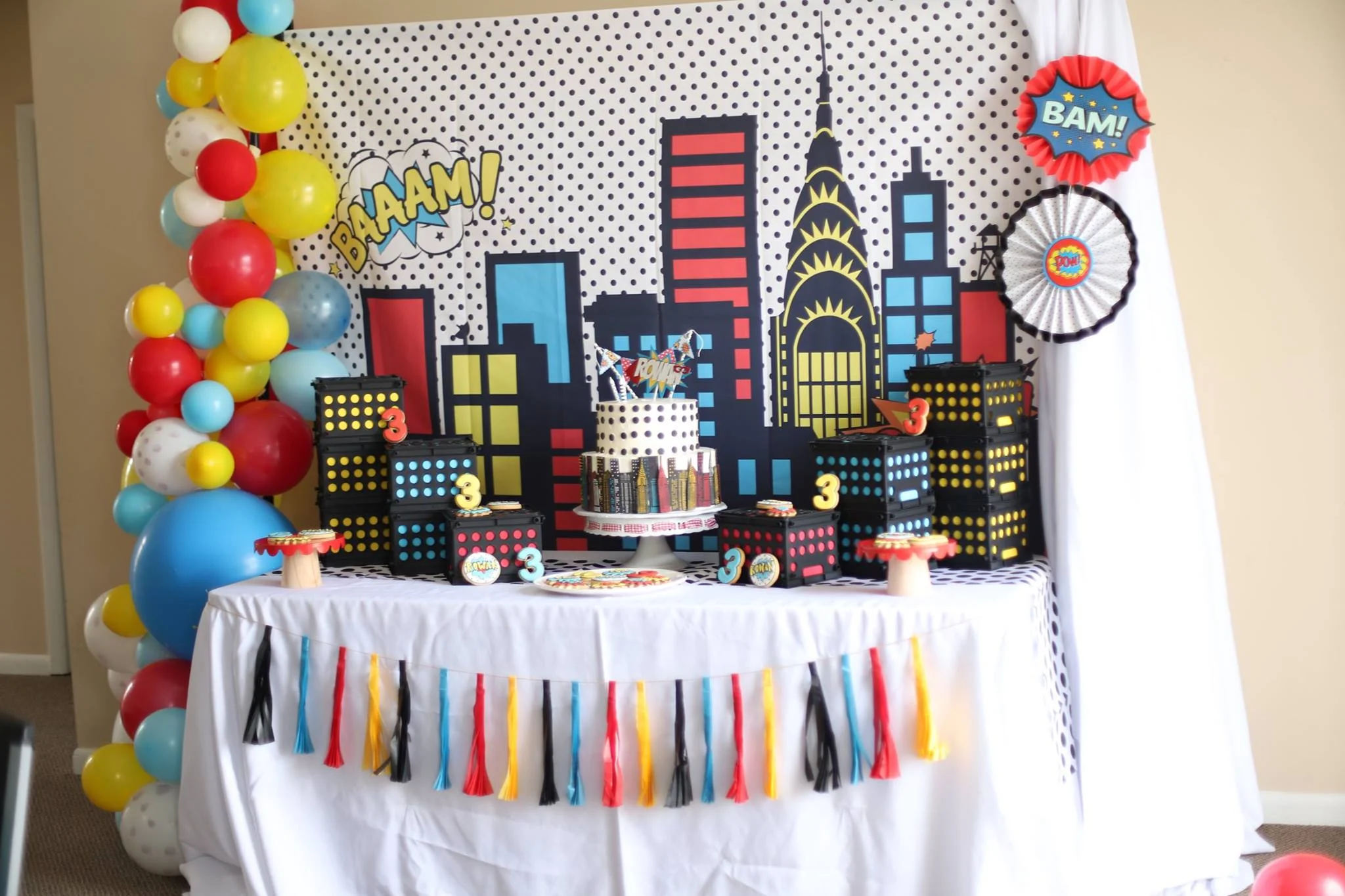 007_superhero_party_decor.jpg