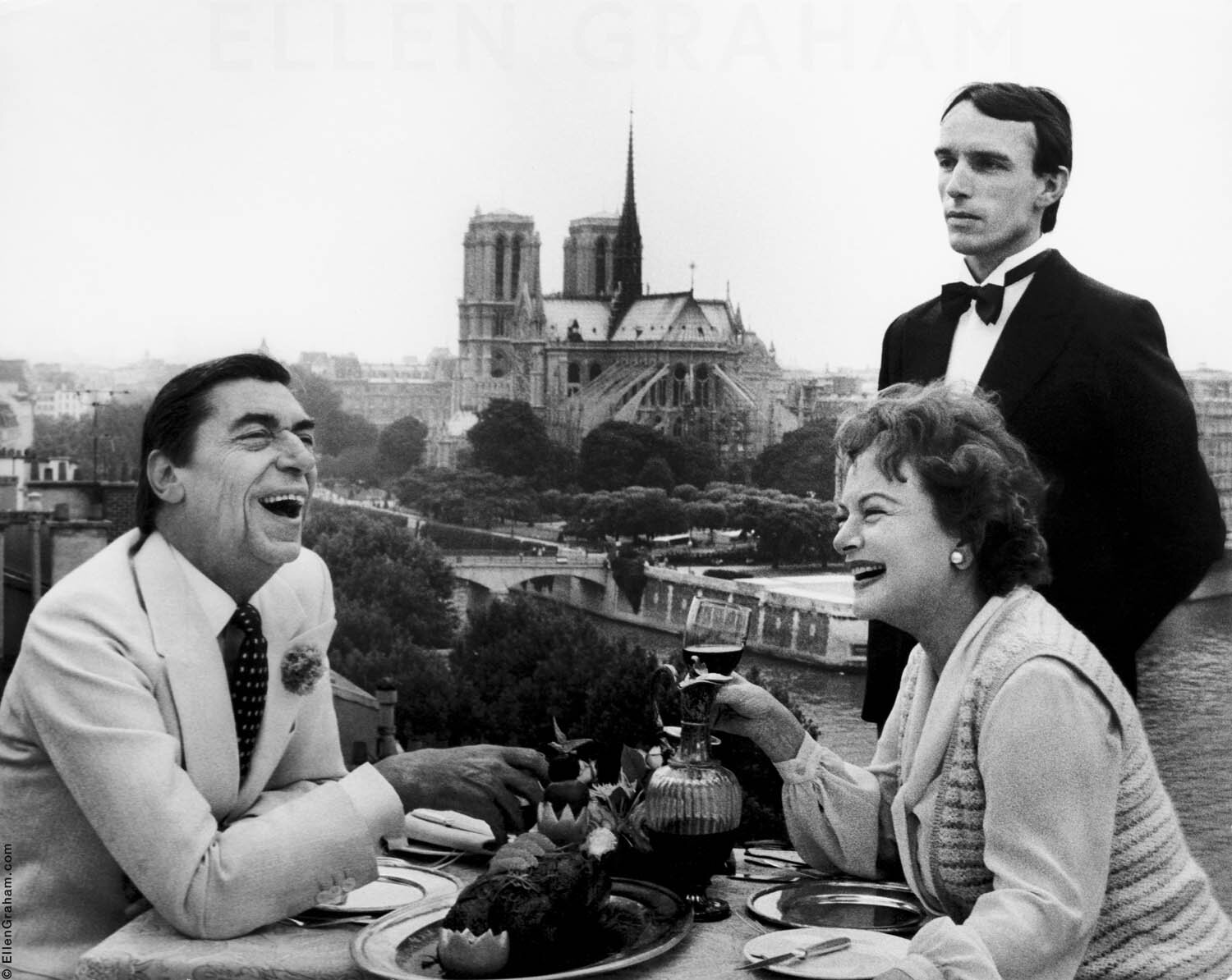 Olivia de Havilland, Claude Terrail, La Tour d'Argent, Paris, France, 1980