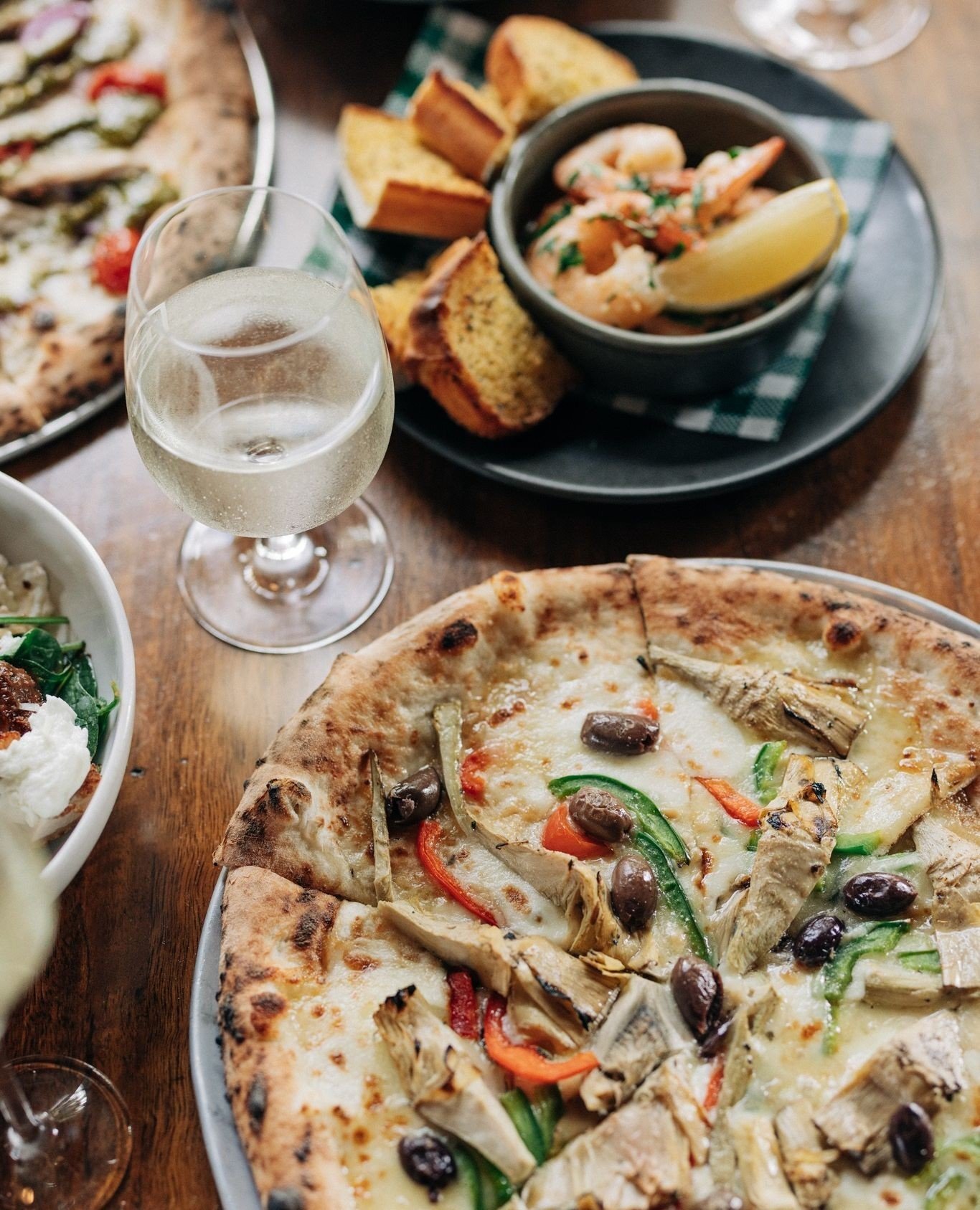 Quality ingredients, expertly crafted. That's the promise behind every dish we serve, from our hand-made pasta to our wood-fired pizzas and everything in-between. Book your table for the weekend now! 🍝 #parrystgarage