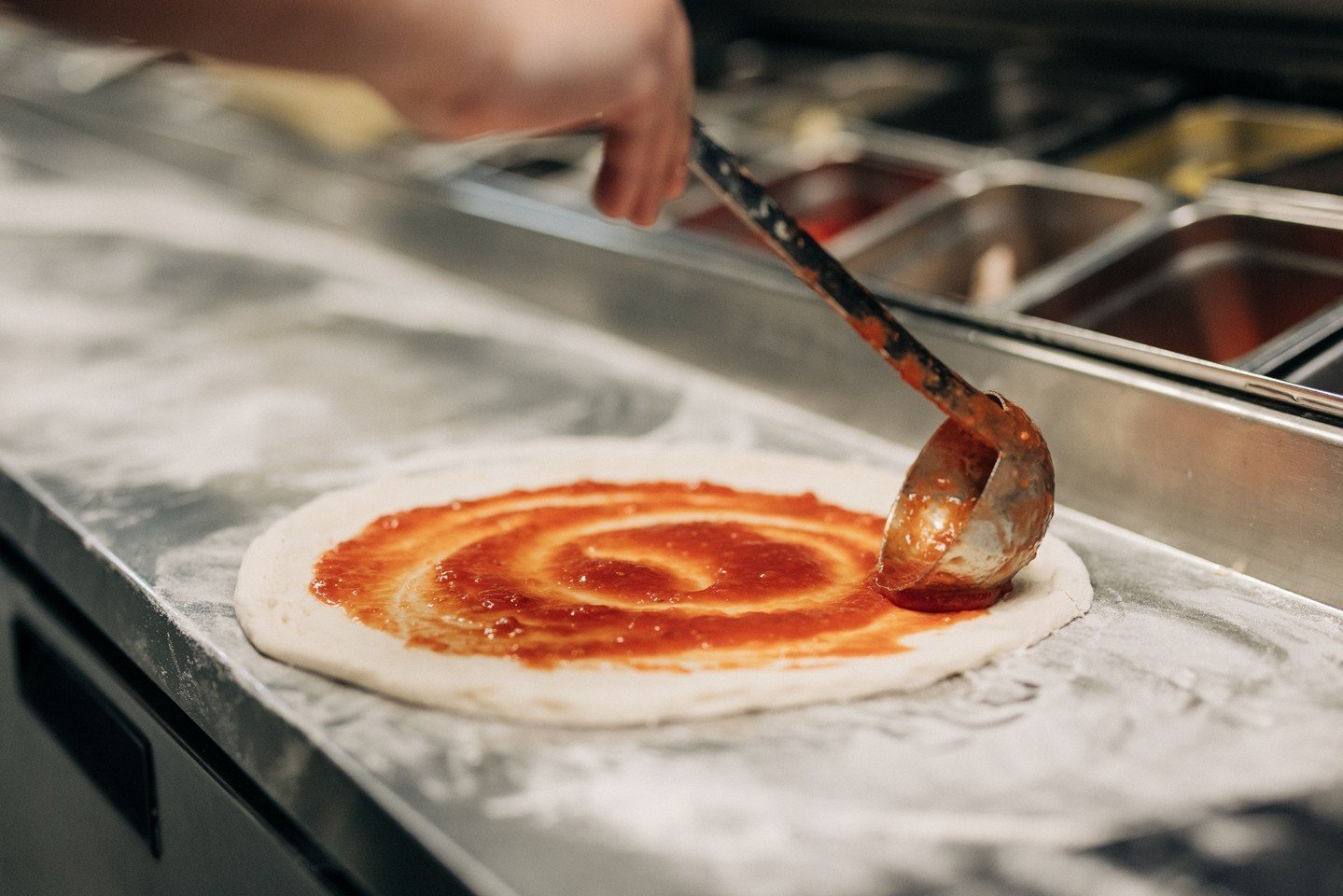 Our pizza dough is handmade in-house, using the freshest ingredients. Head in daily from 5pm to taste the difference! 🤌 #parrystgarage