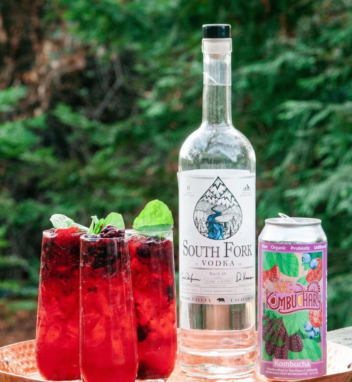 Local Collaboration with our neighbors over at NC Kombuchary. Thank you for the wonderful pictures! 
South Fork Vodka // NC Kombuchary ginger berry mixed drink! 🍓

🌿R E C I P E🌿
* Crushed Ice
* 3 parts Trifecta Kombucha
* 1 part ginger beer
* 1 sh