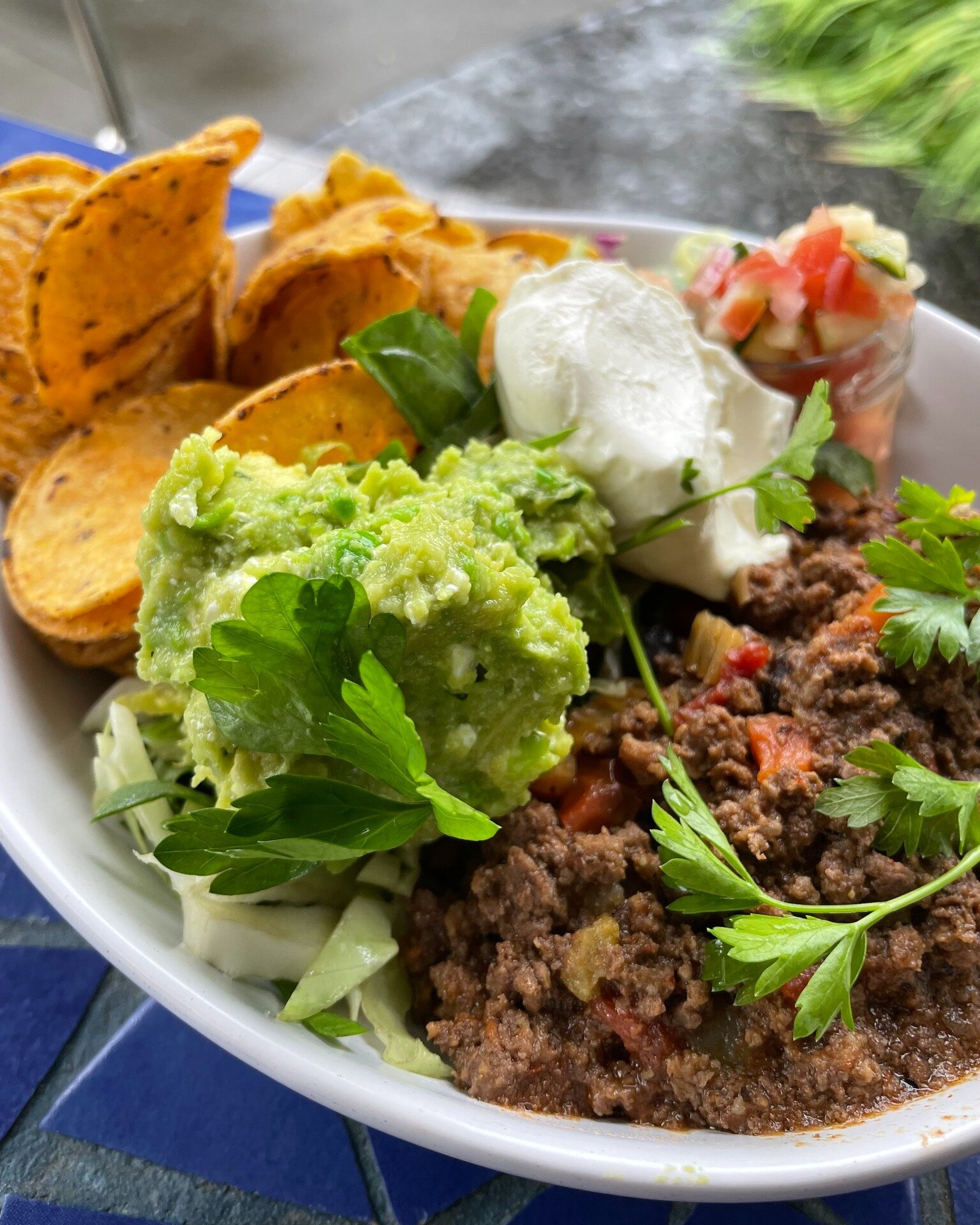 Have you tried our Mexican Beef Bowl yet? It's loaded with all the goodies &ndash; Corn chips, sour cream, salsa, avo, pea, feta &amp; mint 🙌🏼 Spice up ya day and come and try it!