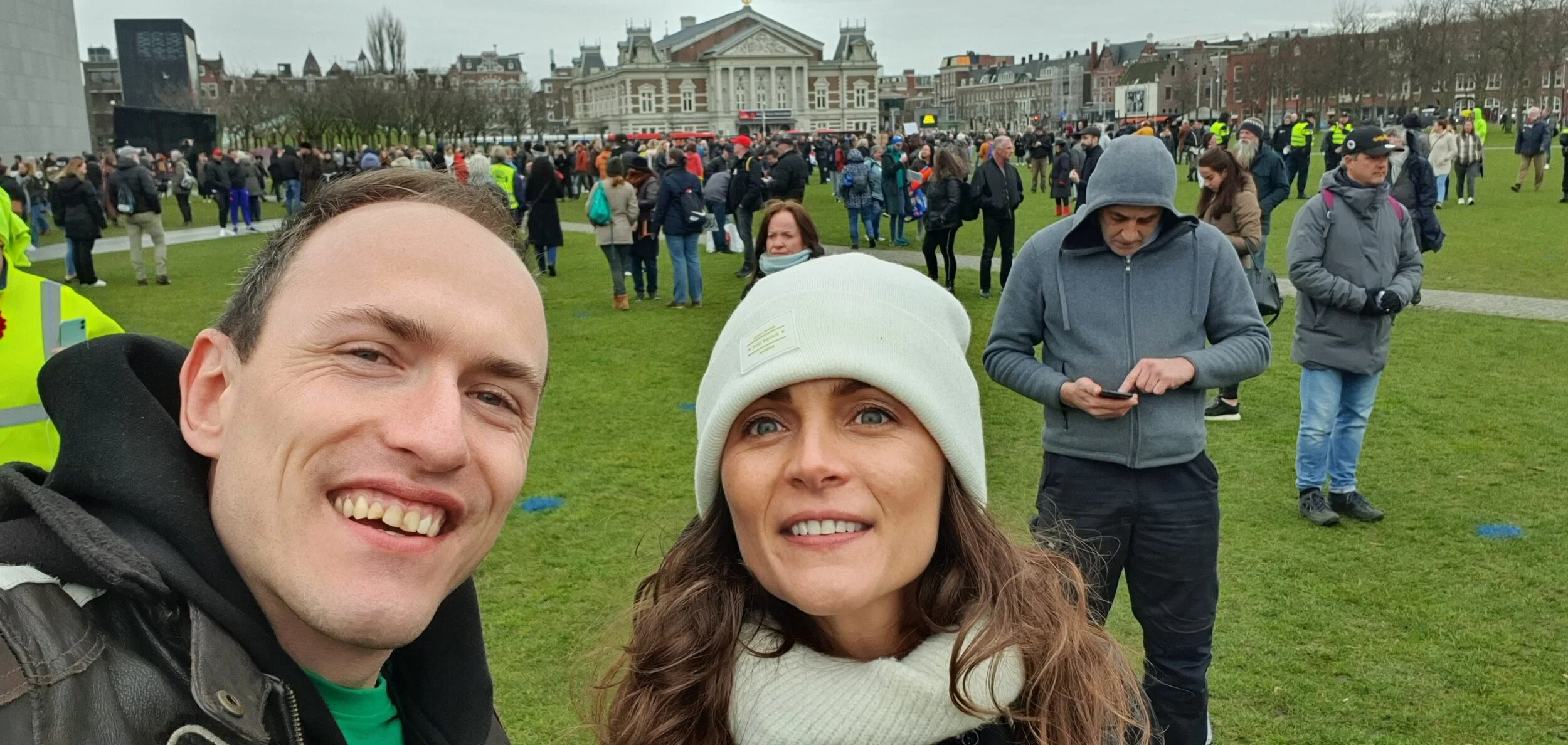 "wat daar gebeurt is fysiek maar waarom je daar staat is mentaal" - Rolf en Wendy tussen de veteranen op het Museumplein