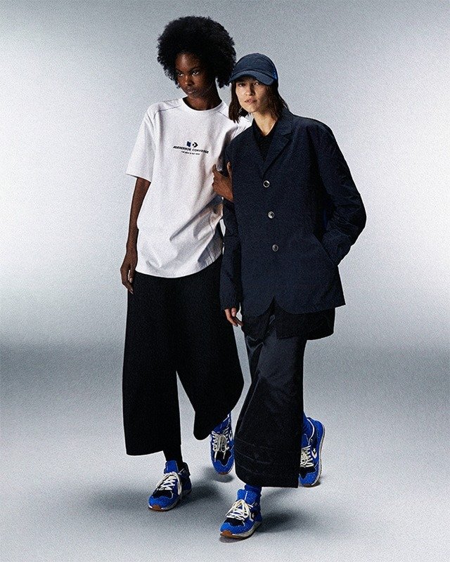 《ARTIFACTS - CONVERSE x ADER ERROR》
#現正販售中✨ #CONVERSE #ADERERROR💙
 
CONVERSE 三度攜手首爾時尚品牌 ADER ERROR 聯名合作！
鞋款以經典的 ADER ERROR 寶藍色與白色相間的網眼布為基底，拼接皮革、絨面革與翻毛皮，呈現復古手工質感。鞋身點綴金屬配件，光澤質感與皮革肌理相互映襯，可拆式鞋面罩設計提供多樣化造型可能。

西裝夾克的下擺配備可調節的彈性抽繩，背部採用透氣網面設計，延綿的倒褶和鋸齒狀縫線細節，彰顯