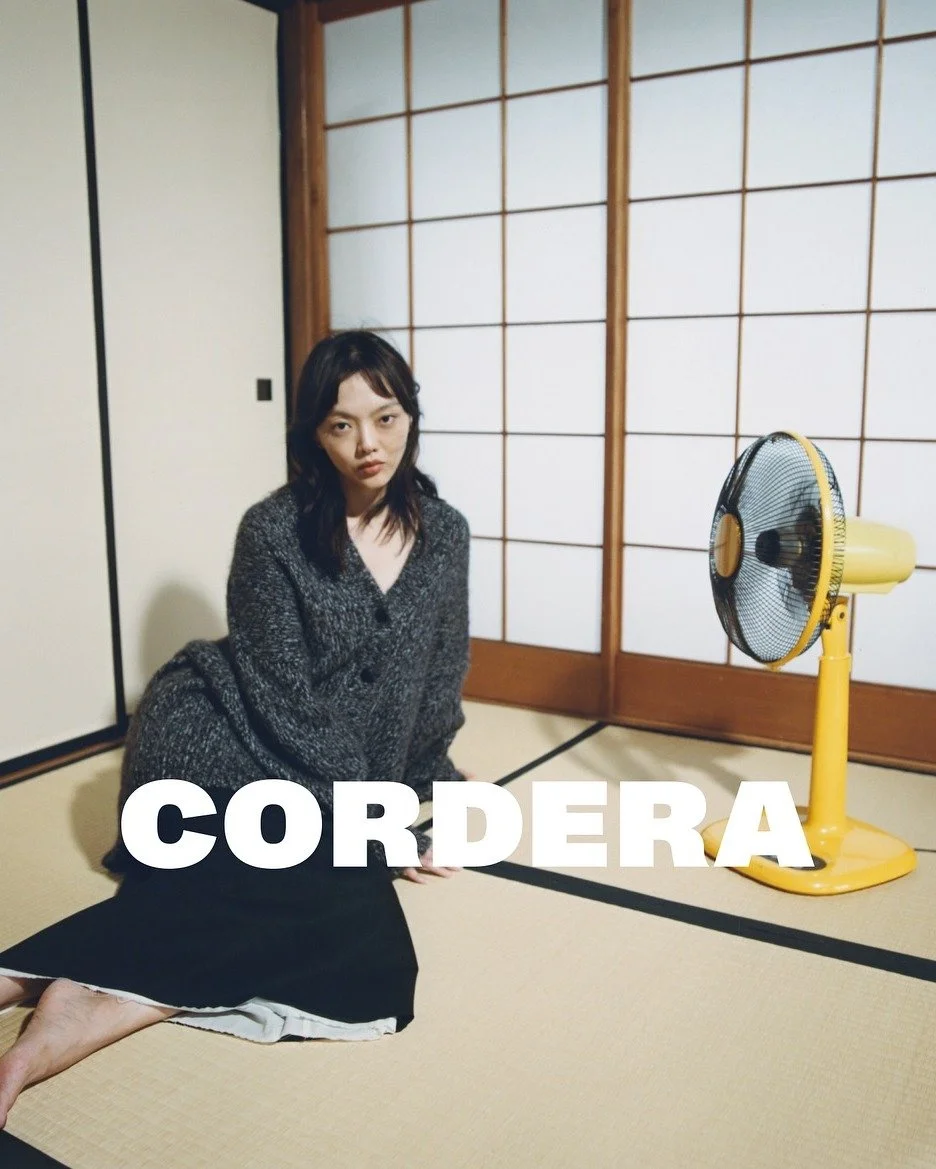 《ARTIFACTS - CORDERA》
#全新品牌選入 #來自西班牙🇪🇸

來自西班牙的 CORDERA 由M&oacute;nica 與 Mar&iacute;a 兩姐妹共同創立於2008年。風格簡約低調，並融合極簡輪廓與中性色調 。品牌堅持選用當地天然面料，並在西班牙由傳統工坊製作生產。

2025秋冬以「居所」為靈感，探討服裝與生活方式之間的連結與影響。本季更首度推出皮革款式，採用西班牙製工藝皮革製作，展現品牌對質感與工藝的細膩追求。

皮革夾克以頂級小羊皮製成，結合飛行外套版型與