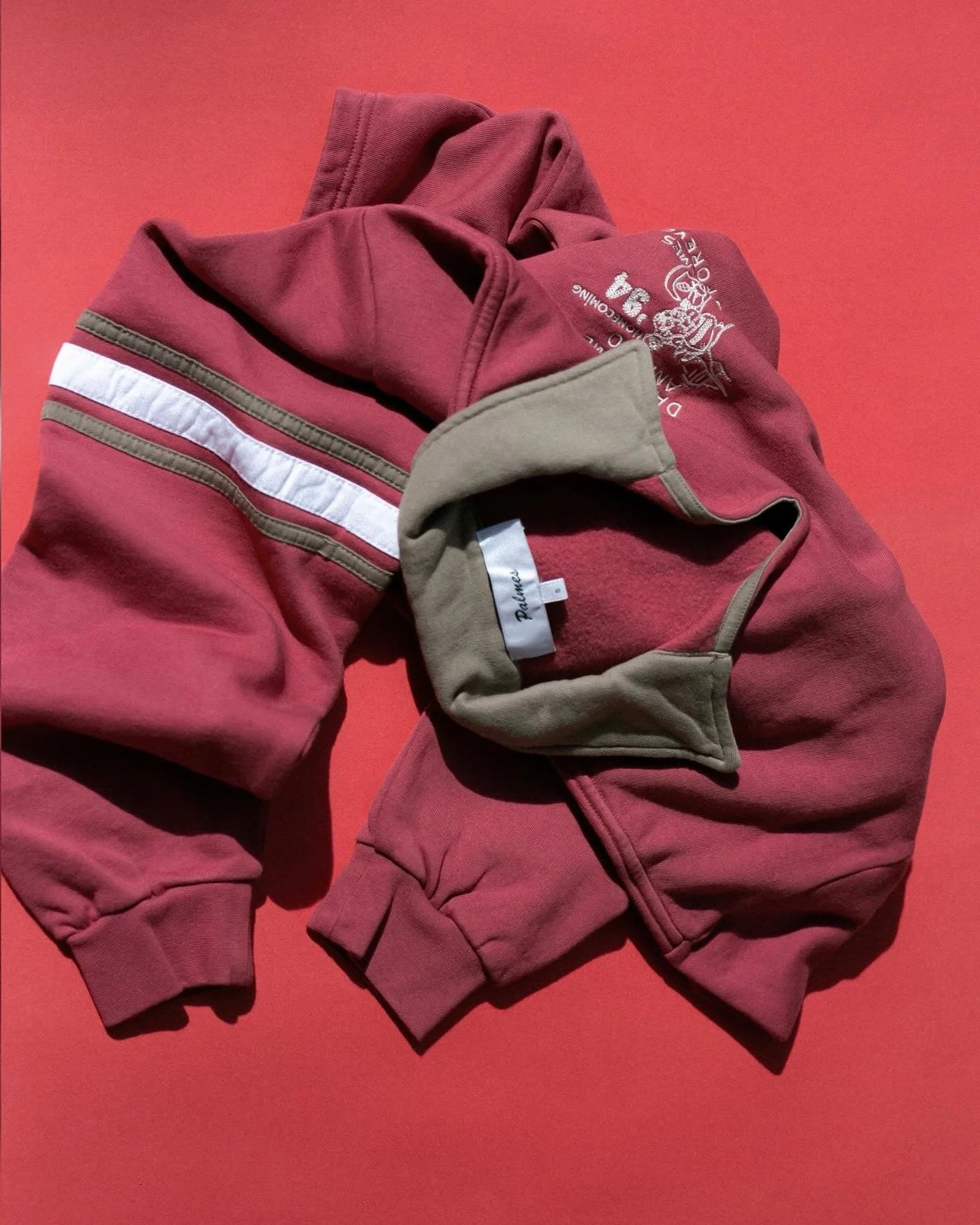 《ARTIFACTS - Palmes》 
#AW25 #秋冬男裝新品

Palmes 2025秋冬系列到店！
特別推薦 Forever Polo 上衣，左胸以精緻刺繡點綴，展現細膩工藝，左袖拼接對比色斜紋布料，增添設計層次與視覺亮點。亦有多款短袖上衣，歡迎到店參觀選購！

來自哥本哈根的現代網球服裝品牌 Palmes 以網球文化為基礎，設計出無論在網球場上或場外都能舒適穿著的休閒服裝，重新定義網球的休閒時尚。Palmes 大部分的服裝和配件在歐洲生產，多採用有機或可再利用的環保材料製成。
-
