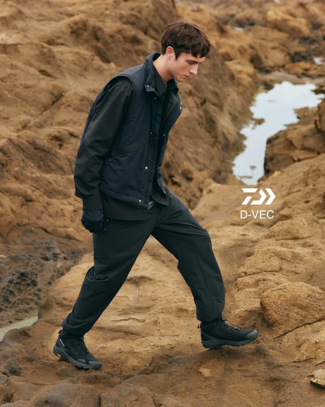 《ARTIFACTS - D-VEC》 
#2025秋冬 #機能性必備

全球知名釣魚品牌 DAIWA 在2017年推出服裝品牌  D-VEC ，融合挑戰、原創性、創新核心理念，回收廢棄的漁網製作服裝，更以輕量的材質與防水的功能性為特色，打造適合戶外穿著的機能性服裝。

ARTIFACTS 2025 秋冬系列多款機能性十足的夾克及長褲。特別推薦夾克背心，採用D-VEC 經典再生尼龍製成，並具有防水塗層，適合轉涼的天氣單穿，也可疊穿層次搭配增加保暖。
-
#DVEC_JP
#ARTIFACTS #
