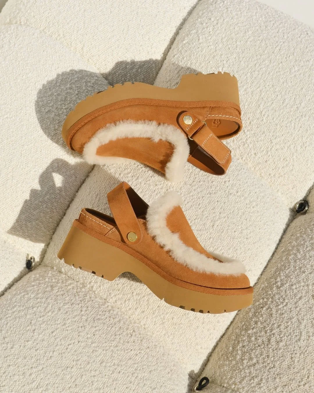 《ARTIFACTS - UGG》 
#UGG到店👢 #秋冬鞋款推薦

1970年代末，UGG 誕生於南加州的自由浪潮中，以經典羊皮工藝啟動品牌篇章。從沙灘走入城市、從街頭走上伸展台，UGG 始終代表著創意、舒適與不設限的風格態度。

ARTIFACTS 本次共選入五款，特別推薦 Bea Mary Jane 穆勒鞋，融合經典瑪麗珍鞋的優雅輪廓與品牌標誌性 Tazz 厚底設計，麂皮鞋面與柔軟羊皮襯裡，結合 UGGplush&trade; 舒適鞋墊與泡棉中底；Esmee Clog 穆勒鞋揉合品牌經