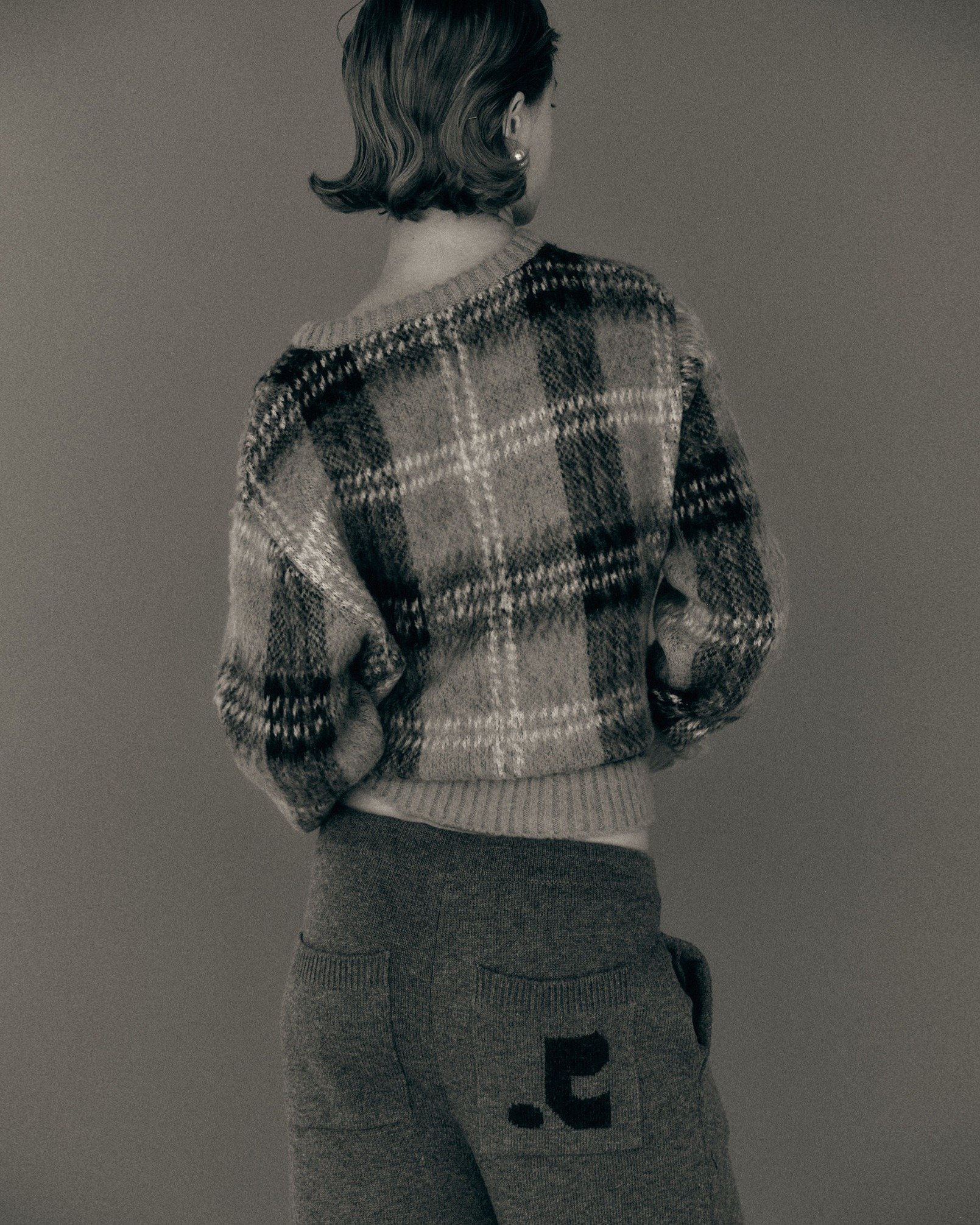 《ARTIFACTS - Rest &amp; Recreation》
#秋冬女裝❄️ #RestinCity

Rest &amp; Recreation 本季以「Rest in City」為主題，將精緻的都市氛圍融入溫暖中性色調，一系列兼具舒適與休閒感的單品包括連帽夾克、衛衣、針織上衣、牛仔裙與牛仔褲等。特別推薦毛絨格紋毛衣，以品牌獨家設計的格紋打造，柔軟的毛絨質地搭配修飾上身線條的 V 領剪裁，展現簡約又亮眼的冬日風格。

Rest &amp; Recreation 由 Fleamadon