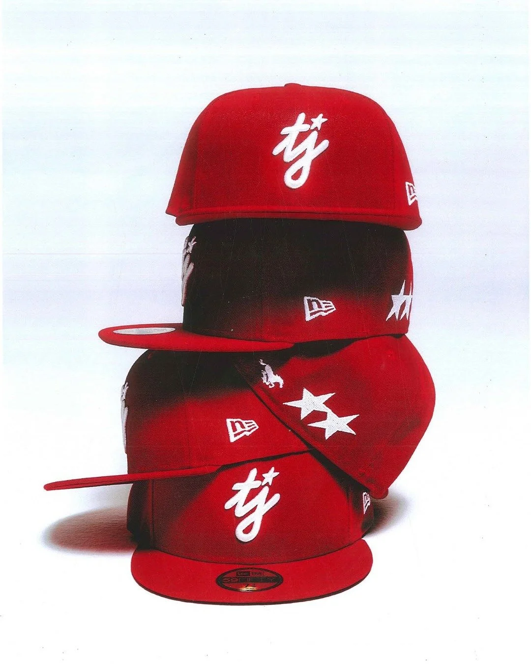 《ARTIFACTS - TWOJEYS》
#TWOJEYSxNEWERA #聯名棒球帽🔥

TWOJEYS 攜手 NEW ERA 推出全新聯名棒球帽！
以 NEW ERA 59FIFTY 經典帽型為基底，融入 TWOJEYS 品牌縮寫刺繡，帽後則以雙星與野馬圖案呼應品牌「狂野自由」的精神。以大膽視角打破傳統時尚框架，呈現充滿當代氣息的美學風格。

由兩位西班牙網紅 Joan 和 Biel 共同創立，於2019創立品牌並迅速發展成為業內知名品牌。TWOJEYS全系列商品在西班牙手工製作，風格中