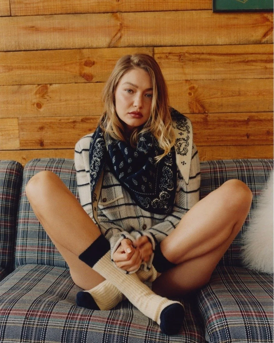 《ARTIFACTS - GUEST IN RESIDENCE》
#2025Winter⛄️ #節慶溫暖必備🔔

GUEST IN RESIDENCE 由知名模特兒兼品牌創意總監 Gigi Hadid 於 2022 年創立。以喀什米爾羊絨結合頂級工藝與簡約設計，打造永恆優雅的舒適體驗。每件單品皆採用喀什米爾羊絨精心製作，希望能長久陪伴使用者，成為如同未來的傳家寶般的存在。

今年冬季系列前往樹林中一座被白雪覆蓋的小木屋，以溫馨的冬日聚會場景打造出一系列兼具溫暖、舒適與典雅的服飾。格紋襯衫採寬鬆