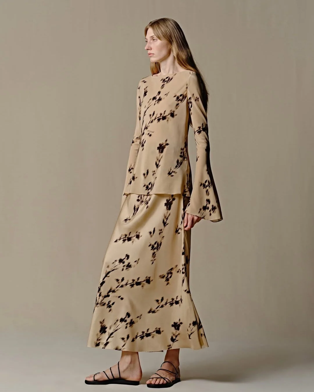 《ARTIFACTS - IN TO THE EAST》
#舒適絲質 #優雅飄逸

IN TO THE EAST 源於包容萬象的東方哲學，透過旅行探索為靈感，從世界各地汲取文化與手工藝之美。透過解構與重組，將多元人文與舊物情懷融入服裝之中，構築出融合與共生的品牌視角，展現神祕且浪漫的獨特風格。

本季選入裸粉真絲抽繩上衣、真絲層次上衣與真絲長袖印花上衣等多款單品，無論是飄逸的剪裁，或以當季印花點綴的設計，皆展現品牌獨特風格與舒適質感。
-
#intotheeast_official
#ARTIF