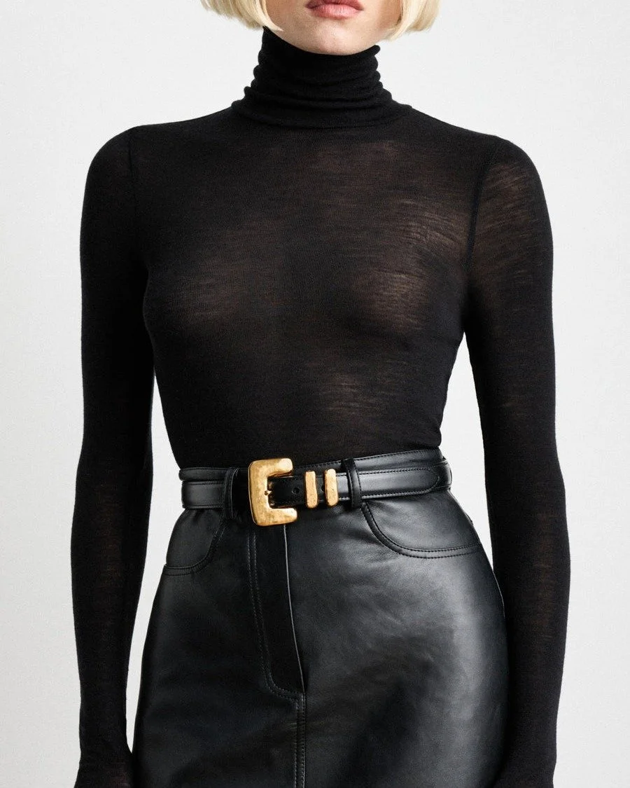 《ARTIFACTS - D&eacute;hanche》
#頂級小牛皮 #新品到店✨

D&eacute;hanche 融合極簡與大膽的設計，從簡潔的現代風格到富有雕塑感的獨特設計，無論是日常低調搭配或是作為穿搭的點睛之筆都能找到適合的款式。採用頂級小牛皮並在義大利手工製作，同時品牌也注重永續環保，使用通經認證的皮革及可回收金屬材質。

有別於一般皮帶款式的 Brancusi 皮帶特色為雕塑感的弧形金屬扣環，靈感源自藝術家 Constantin Br&acirc;ncuși，富有個性與設計感；