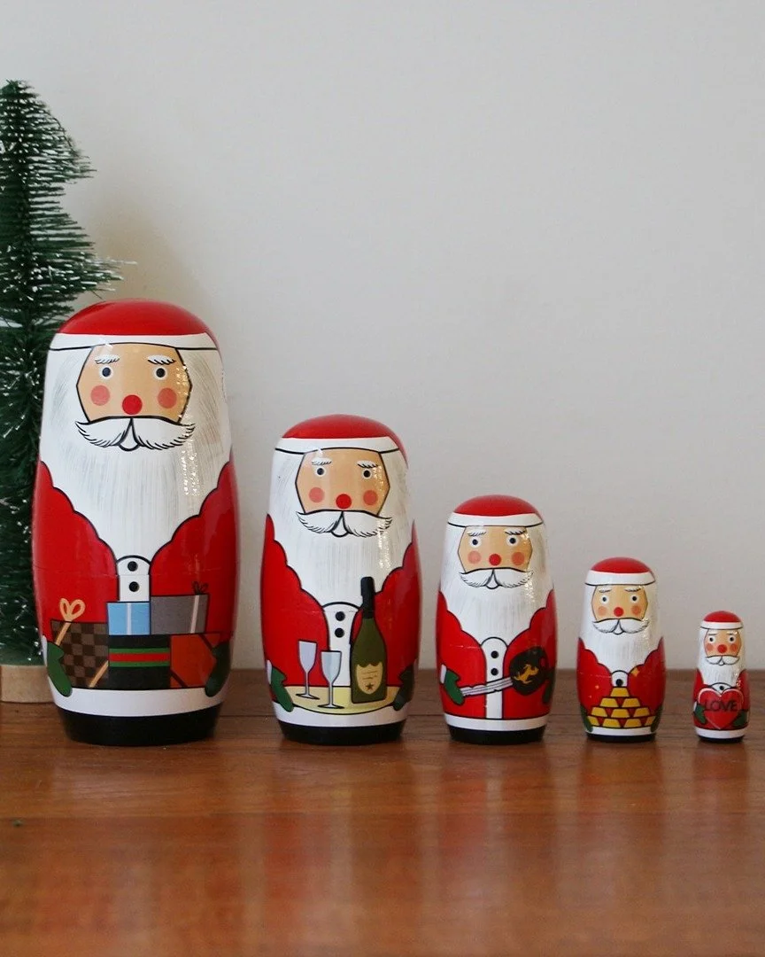 《🎄ARTIFACTS 聖誕送禮提案 Vol.1》
#交換禮物🤖 #聖誕氛圍小物🎅

年末將近，溫馨的聖誕季悄悄來到，一年一度的交換禮物準備好了嗎？ARTIFACTS 精選多款充滿節慶氛圍的趣味小物，從可愛擺飾到復古收藏，讓禮物桌瞬間亮眼，加滿聖誕歡樂！

\ Vol.1 節慶氛圍滿分！趣味小物推薦🎁 /

📌日本家飾品牌 DETAIL 與插畫家 MIDORI KOMATSU 攜手推出俄羅斯娃娃系列，以雪人與聖誕老人造型打造濃厚的聖誕氛圍，是送禮的不二首選！

📌來自德國的 BLEC