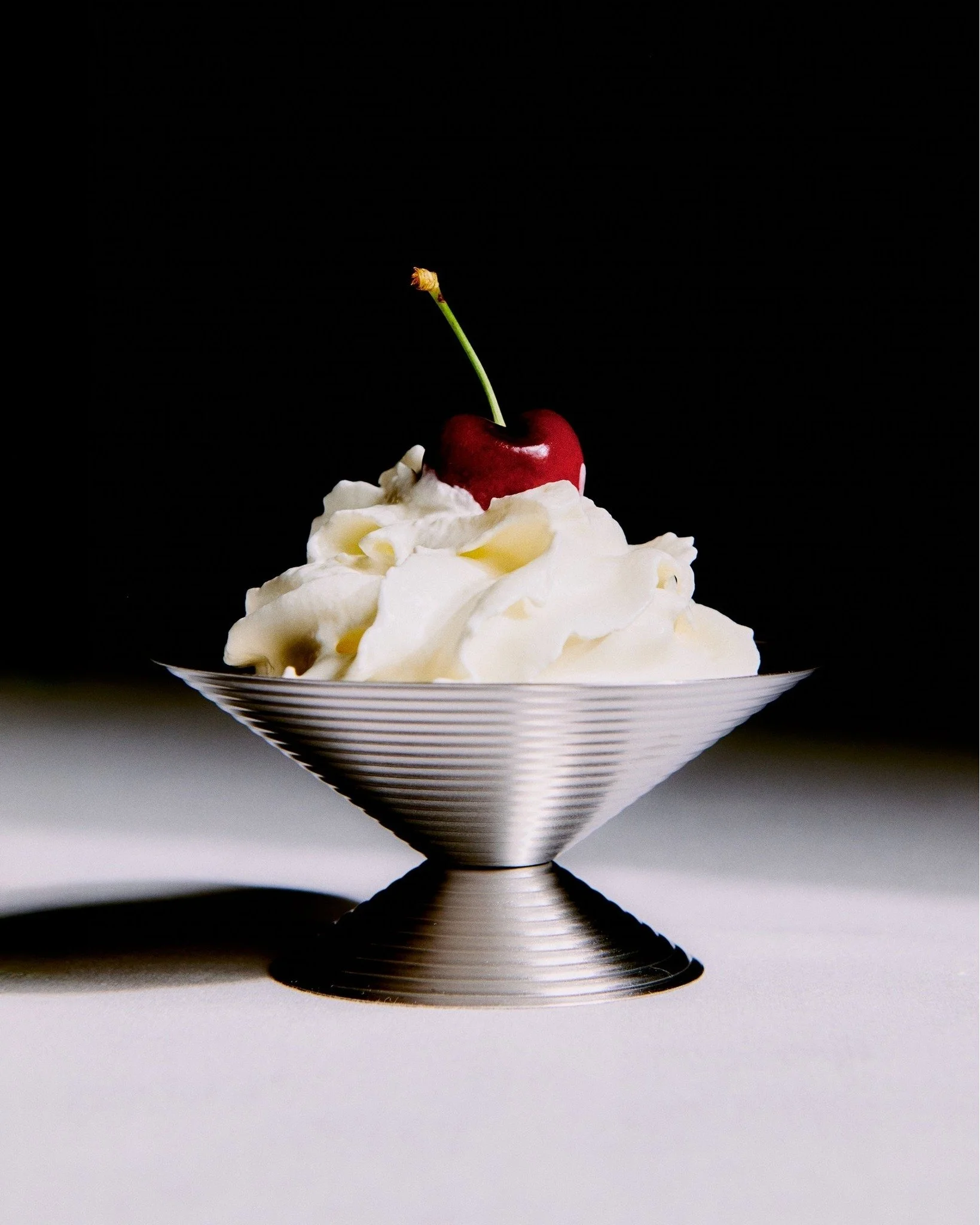 《🎄ARTIFACTS 聖誕送禮提案 Vol.2》
#送禮看這邊👀 #實用家居好物推薦🍽️

聖誕節悄悄來臨～🎅
還在煩惱要送什麼禮物嗎？ARTIFACTS 精選一系列實用家居好物，讓每份心意都融入日常生活，兼具生活質感與節慶氛圍，禮物不再只是被放在角落！

\ Vol.2 實用家居好物，提升日常質感🎀 /

📌SERVICE PROJECTS 風格源自工業美學，擅長以不鏽鋼打造一系列餐具。冰淇淋杯、胡椒研磨罐、杯盤組皆兼具實用與美感，在節慶餐桌上也能展現獨特質感。

📌BRIGI