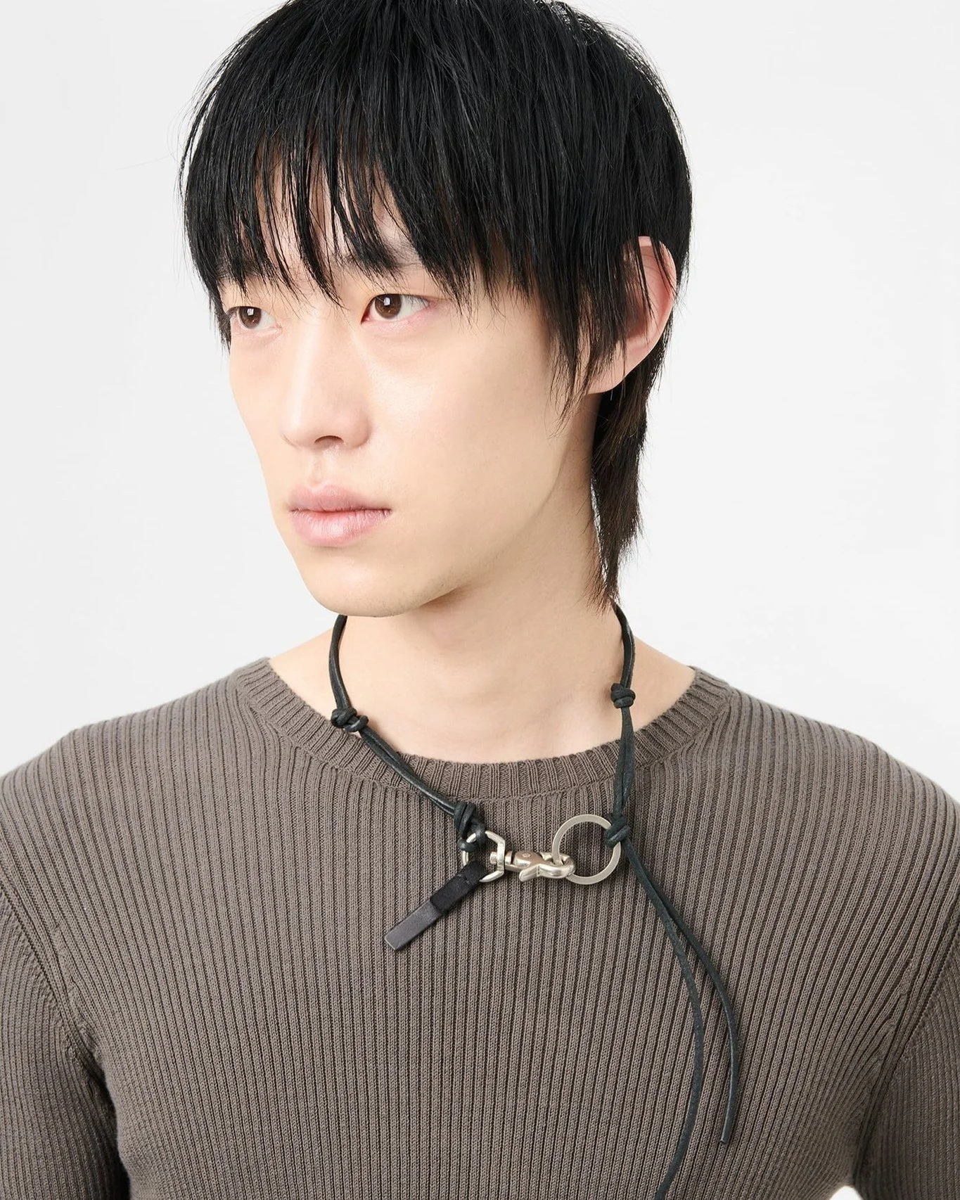 《ARTIFACTS - OUR LEGACY》 
#男裝新品 #OURLEGACY

OUR LEGACY 是由 Jockum Hallin、Cristopher Nying 和 Richardos Klar&eacute;n 於 2005 年創立的瑞典品牌。以材質應用及標誌性的剪裁而聞名，北歐風格的復古廓形與色調搭配，多年來已經積累了一批忠實的追隨者，並確立了品牌調性。

本次選入的 Gabe 鞋款採用皮革與麂皮拼接製作，不對稱的鞋帶設計搭配舒適Vibram 大底，以及鞋舌上的金屬 OUR 