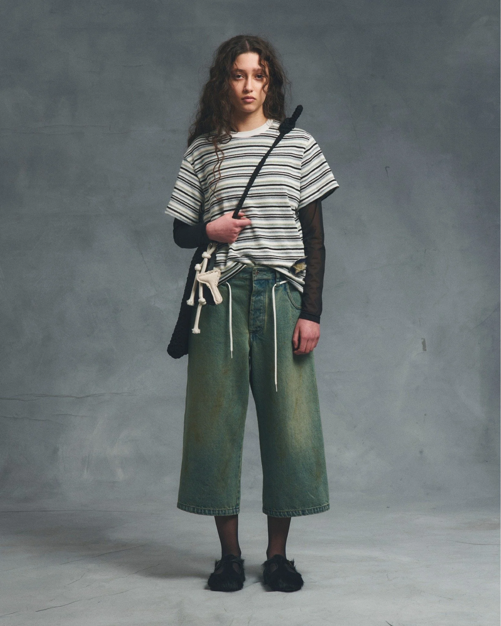 《ARTIFACTS - Song for the Mute》
#SS26女裝新品🔥 #YearBook

來自澳洲的 Song for the Mute 由平面設計師 Melvin Tanaya 與時裝設計師 Lyna Ty 於 2010 年共同創立。每一季作品皆以實驗性材質融合精湛工藝，編織出獨特而富有靈魂的服裝語言，成為近年最受矚目的新銳設計品牌之一。

2026 春夏系列以校園畢業紀念冊為靈感，深度回溯千禧年代的復古美學，描繪青春記憶與當代風格的交會。本季女裝特別推薦藝術夾克，結合工裝