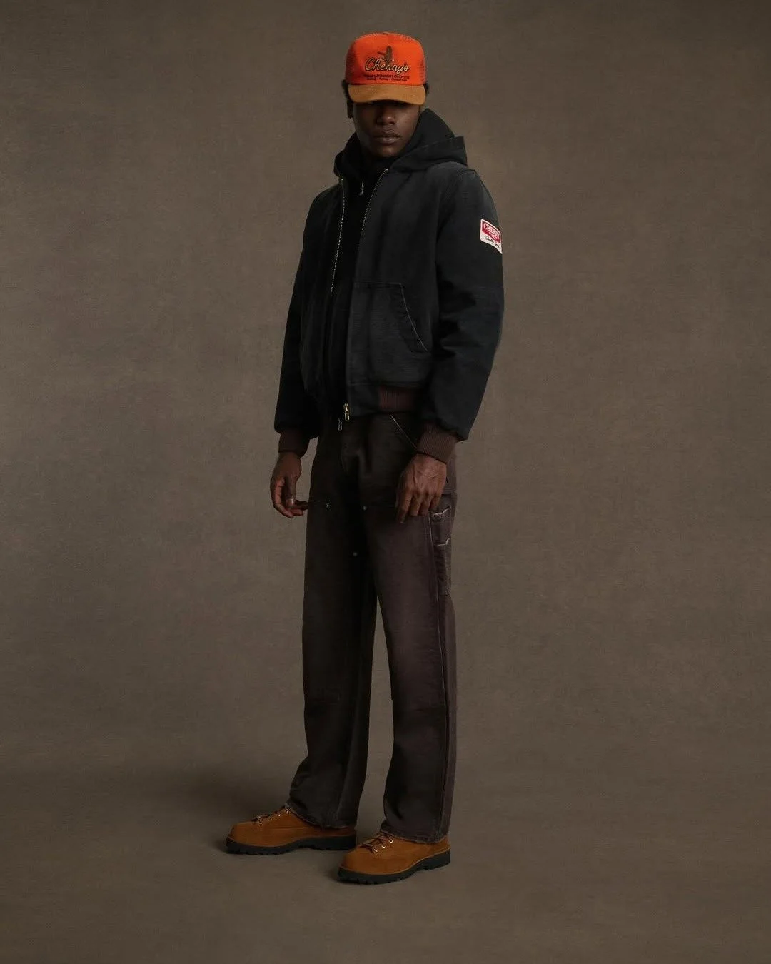 《ARTIFACTS - Cherry Los Angeles》
#美式復古🇺🇸🍒 #男裝新品

Cherry Los Angeles 由 Joseph Perez 與 David Levy 於 2017 年在洛杉磯創立。品牌結合街頭服飾與經典美式風格，展現街頭與懷舊之間的獨特平衡。更曾與日本品牌 Girls Don&rsquo;t Cry 合作推出聯名服飾。

濃郁美式風格的連帽工裝夾克，以復古做舊黑色呈現，手臂處的臂章刺繡細節增加了個性與質感；牛仔褲採用寬鬆剪裁，膝蓋部位的貼片設計增強