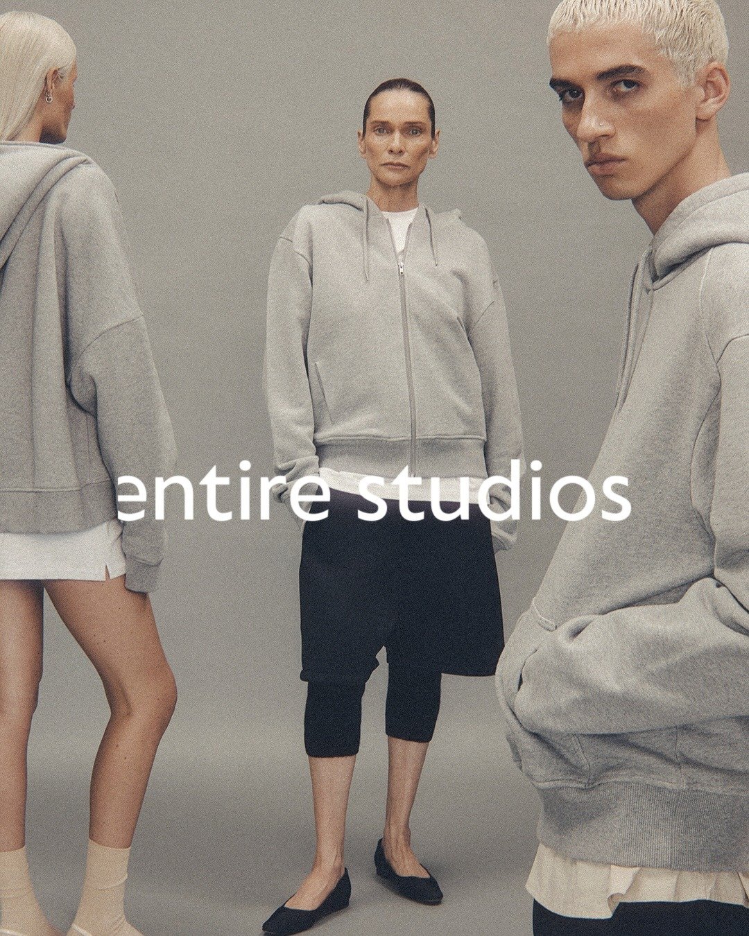 《ARTIFACTS - entire studios》
#全新品牌✨ #無性別設計

entire studios 由來自紐西蘭的設計師Sebastian Hunt和Dylan Richards於2020年創立。曾擔任造型師並參與YEEZY 企劃的工作經歷，累積不少對廓形、美學及設計細節的敏銳觸覺。品牌致力於打造兼具高品質、功能性與設計感的服裝，以極簡卻富有張力的的風格，創造出低調仍不失態度的美感。

強調無性別、無季節的設計理念，於經典輪廓中注入前衛氣息，為現代衣櫥提供可長久穿著的選擇。本次