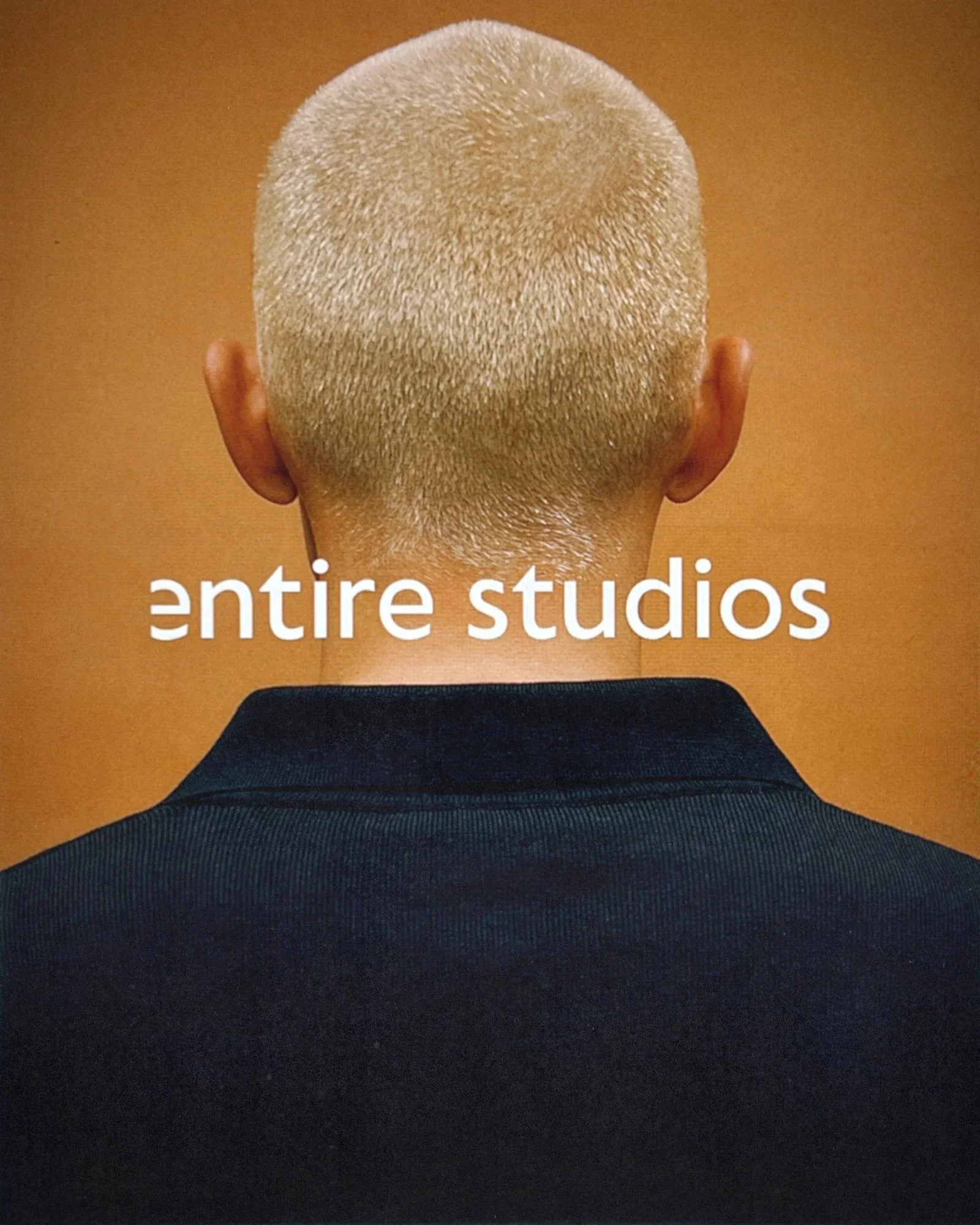《ARTIFACTS - entire studios》
#全新品牌✨ #無性別設計

entire studios 由來自紐西蘭的設計師Sebastian Hunt和Dylan Richards於2020年創立。曾擔任造型師並參與YEEZY 企劃的工作經歷，累積不少對廓形、美學及設計細節的敏銳觸覺。品牌致力於打造兼具高品質、功能性與設計感的服裝，以極簡卻富有張力的的風格，創造出低調仍不失態度的美感。

強調無性別、無季節的設計理念，於經典輪廓中注入前衛氣息，為現代衣櫥提供可長久穿著的選擇。多款