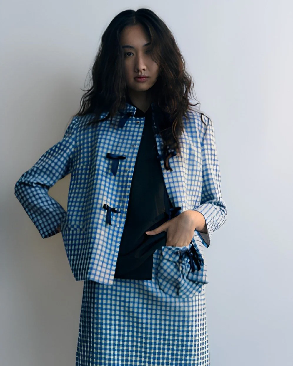 《ARTIFACTS - AO YES 凹是》
#全新引進 #現代新中式

AO YES 凹是由前《VOGUE China》時尚編輯 Austin Wang 與畢業於東京文化服裝學院的設計師 Yansong Liu 共同創立。品牌以細膩而前衛的設計語彙，融合中華文化與高級時裝，重新詮釋東方美學，透過服裝細節與材質表達自由、流動與先鋒精神，描繪東方時尚的未來想像。

2026 春夏系列靈感取自郁達夫散文詩《春風沉醉的晚上》，以柔和紋理與花卉刺繡，將文字意境轉化為浪漫而具象的中式服裝語言。本次選入的