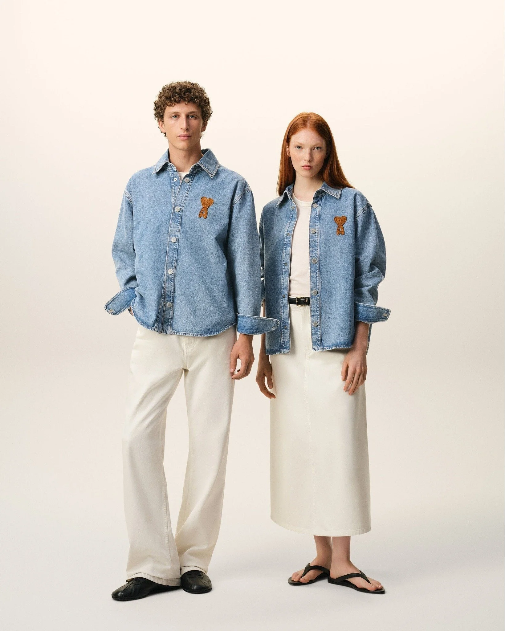 《ARTIFACTS - AMI PARIS》 
#AmiDeCoeur❤️ #新品到店

牛仔襯衫外套以仿舊丹寧布料打造，胸前飾有經典 ADC Logo 刺繡，中性設計剪裁，男女皆能輕鬆駕馭；亦有多款經典開襟衫、短袖上衣與牛仔褲等單品可供挑選。

近年站上時裝週簡約且有識別度的 AMI PARIS 以舒適休閒的 ADC（AMI DE COEUR）系列持續延燒成為最佳搭配選擇。品牌色彩豐富，顯現了巴黎的浪漫與俏皮，精練卻又不過於嚴肅的版型可以完美的融入日常穿搭，吸引喜愛時尚的消費者。
-
#AM