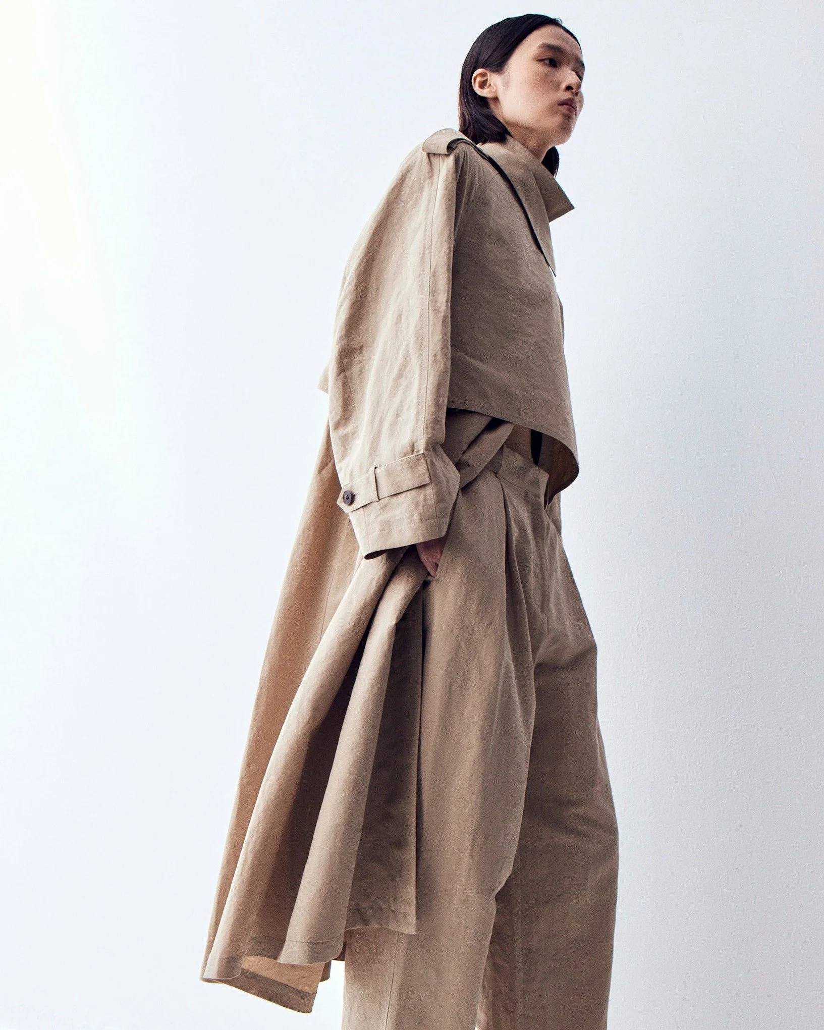 《ARTIFACTS - R2W》
#韓國品牌 #優雅線條

韓國品牌 R2W 創立於 2014 年，以高質感材質與俐落簡約的剪裁，展現出「effortless grace（自然優雅）」的獨特風格。品牌最受歡迎的商品為針織毛衣與外套，是即將到來的秋冬季節中不可或缺的單品。

Lumira 風衣採亞麻與棉質混紡打造，經典雙排釦設計搭配自然垂墜的前片，透過腰間綁帶勾勒曲線，為剛硬的風衣線條增添輕鬆優雅的流動感。亦有選入亮眼配色的襯衫、典雅線條的洋裝等多款單品可供挑選。
-
#R2W
#ARTIFAC