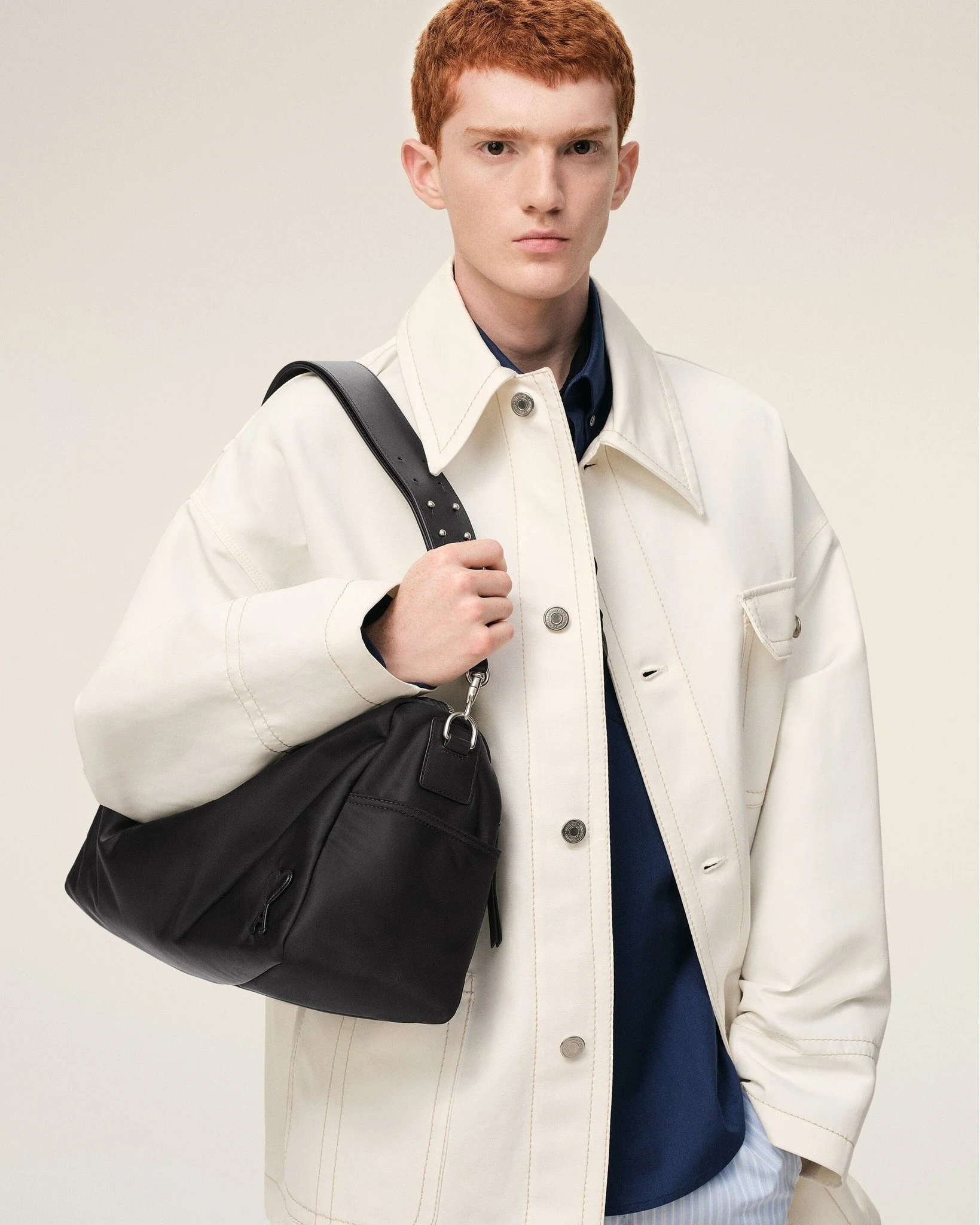 《ARTIFACTS - AMI PARIS》 
#AmiDeCoeur❤️ #配件特輯

本次包款選入 Marcel 小型、大型斜背包，以及實用的後背包，以鋪棉尼龍帆布製成，具備防潑水特性，兼顧實用性與輕盈手感。配件部分則有向來很受歡迎的刺繡棒球帽可供挑選。

近年站上時裝週簡約且有識別度的 AMI PARIS 以舒適休閒的 ADC（AMI DE COEUR）系列持續延燒成為最佳搭配選擇。品牌色彩豐富，顯現了巴黎的浪漫與俏皮，精練卻又不過於嚴肅的版型可以完美的融入日常穿搭，吸引喜愛時尚的消費者