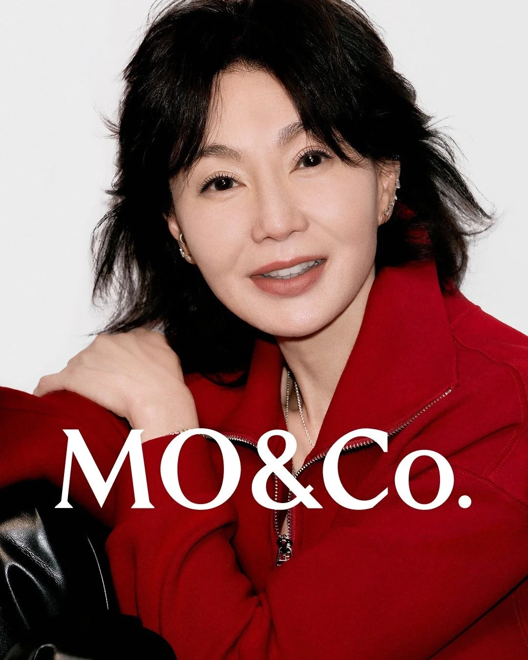 《ARTIFACTS - MO&amp;Co.》
#全新品牌 #2026春夏系列

MO&amp;Co. 自 2004 年以來持續引領現代時尚，專為重視自我表達與自在優雅的女性而設計。品牌攜手 The Woolmark Company 等全球權威機構與頂級供應商，嚴選高級且富有觸感的優質布料精心打造。其美學風格融合俐落剪裁與前衛搖滾態度，並從前衛藝術與青年文化汲取靈感，塑造風趣、多元且獨一無二的個人風格。

MO&amp;Co. 全球品牌代言人張曼玉演繹 2026 春夏新年系列。本次選入羽絨背心