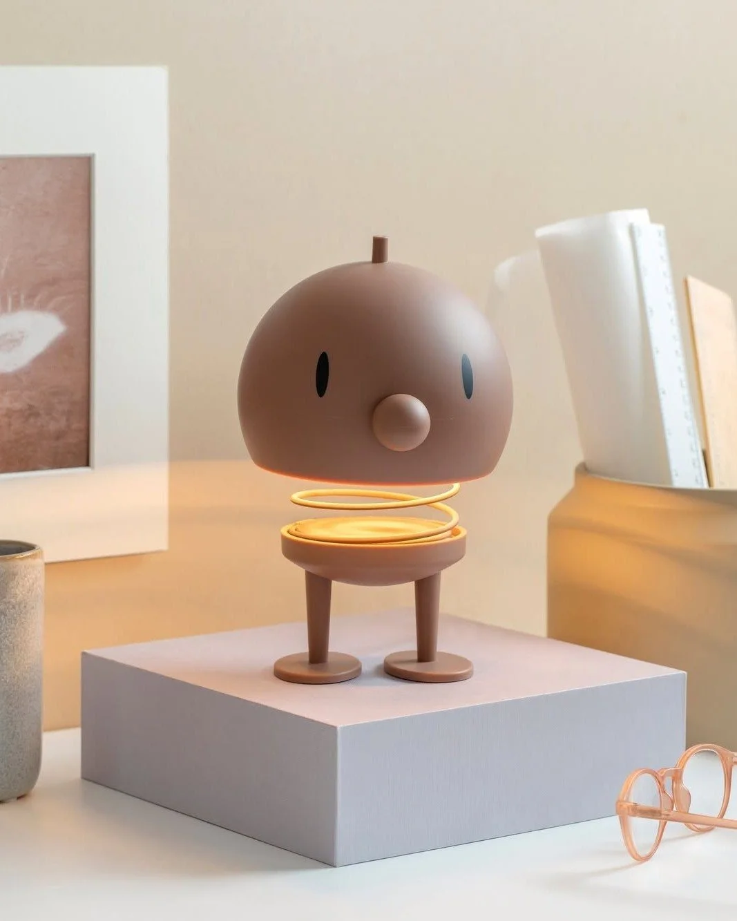 《ARTIFACTS - HOPTIMIST》
#來自丹麥🇩🇰 #LED造型燈飾💡

誕生於 1960 年代的丹麥國民玩具品牌 HOPTIMIST，由設計師 Hans Gustav Ehrenreich 創立於個人工作坊，品牌名稱結合了「Hop（彈跳）」與「Optimist（樂觀主義者）」。經典角色 Bimble 與 Bumble，以俏皮的造型與律動感十足的彈跳姿態，成為象徵快樂與正能量的代表。

經典款擺飾圓潤的造型及趣味表情結合輕觸即可上下擺動的彈簧設計，為空間增添俏皮又富互動感的樂趣