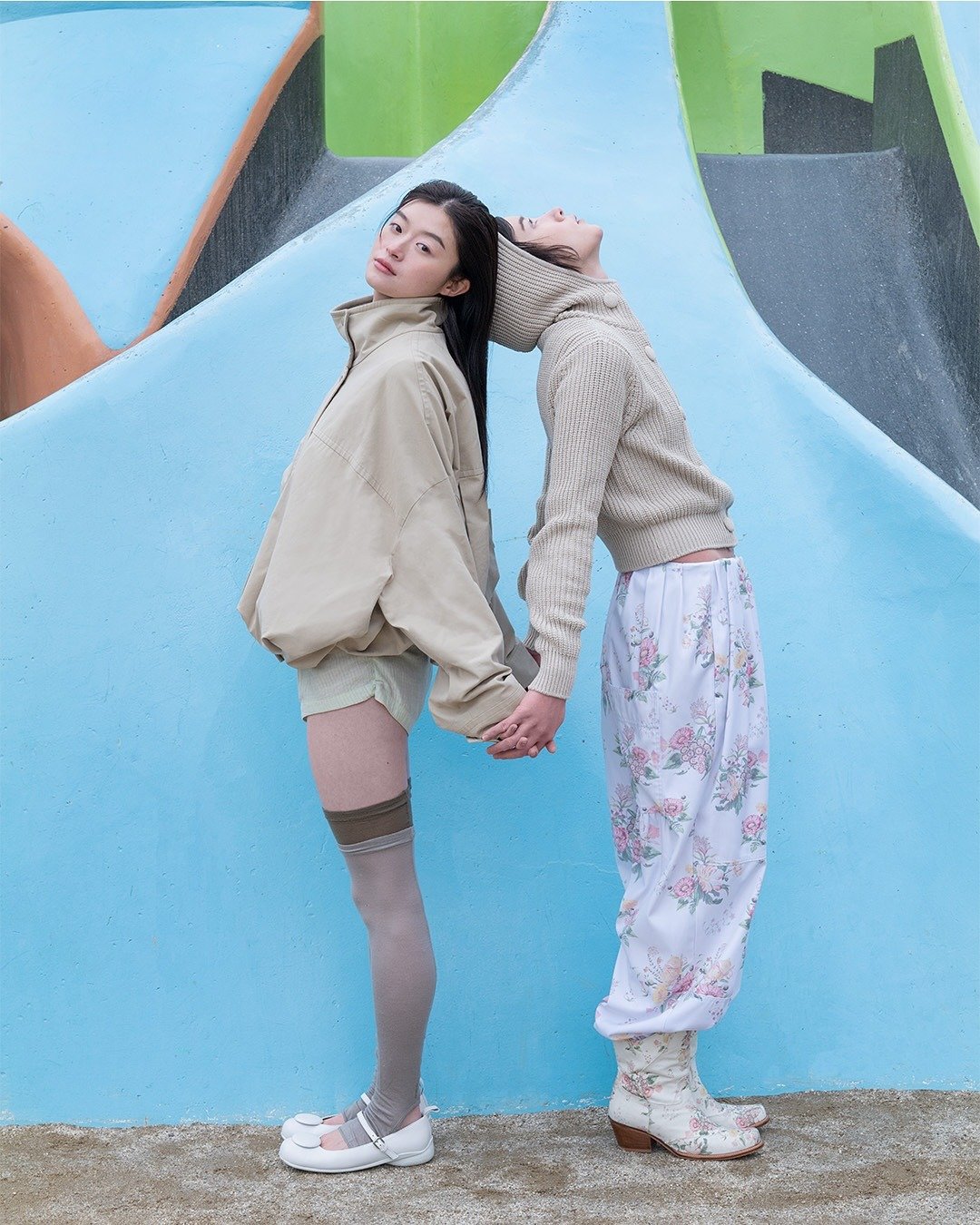 《ARTIFACTS - OPEN YY》 
#SS26 #春夏系列

OPEN YY 由姐妹 Jiyoung Kim 和 Boyoung Kim 於 2020 年在首爾創立，品牌強調獨立個性與自我表達，設計風格融入叛逆精神，為當代女性穿搭帶來獨特魅力。透過柔軟針織、不對稱剪裁與流線，展現不拘一格的個性設計。

OPEN YY 2026 春夏系列中，特別推薦風衣式飛行外套，將經典風衣元素重新解構為飛行外套輪廓，搭配寬鬆版型與下擺收束設計，打造率性且多層次的現代風格，下身則有風衣式半身裙可成套搭配