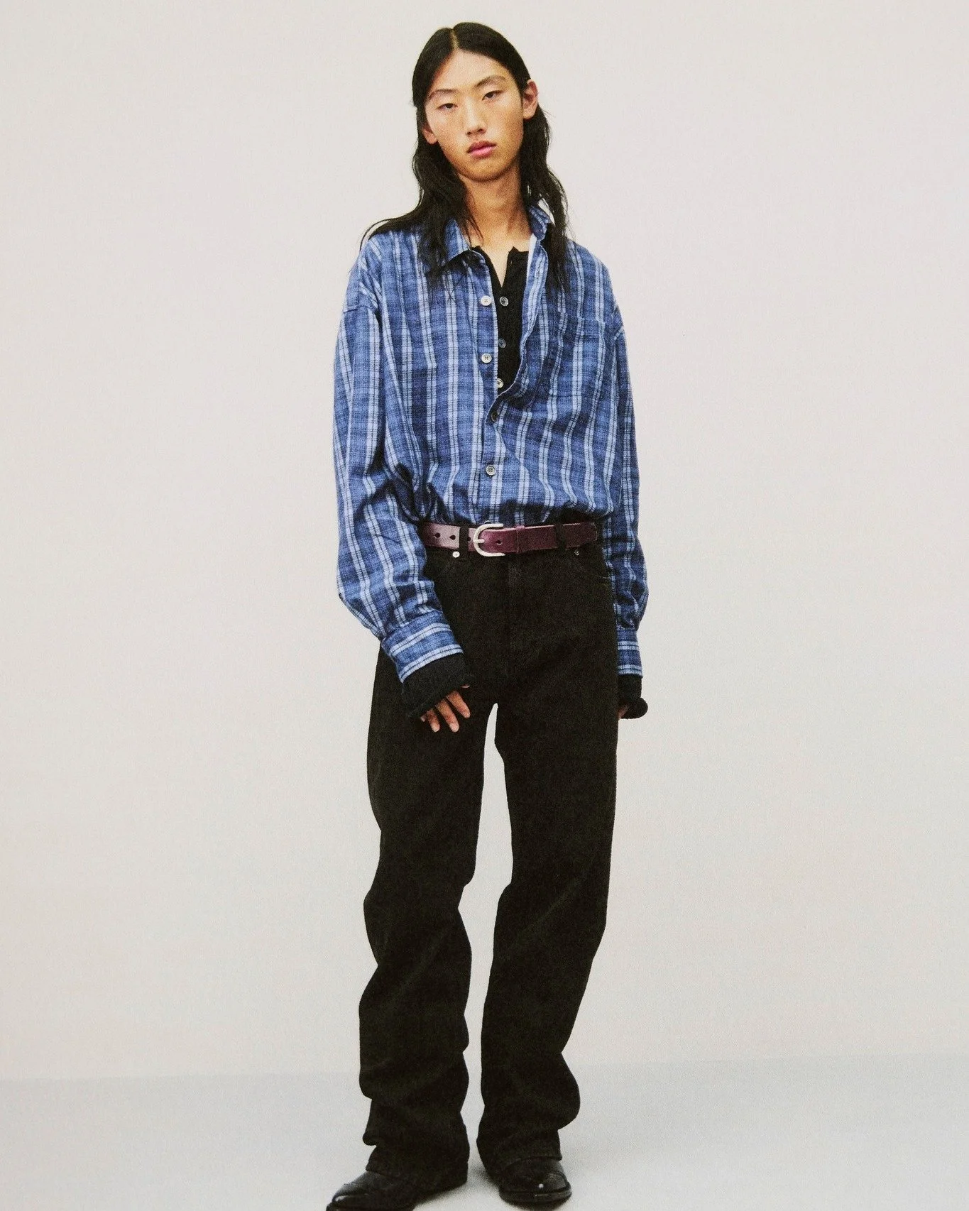 《ARTIFACTS - OUR LEGACY》 
#2026春夏系列 #女裝新選入

為慶祝品牌成立 20 週年，本季以「B-SIDES」為主題，選擇以低調、沉穩的方式回望演變歷程。男裝特別推薦 Pack Blazer，選用義大利羊毛與棉混紡西裝布料，融合工裝設計並注入經典剪裁的俐落感，背部開衩設計隨動作展現內裡層次；亦有多款經典牛仔褲、襯衫、短袖上衣可供挑選。

OUR LEGACY 是由 Jockum Hallin、Cristopher Nying 和 Richardos Klar&eac