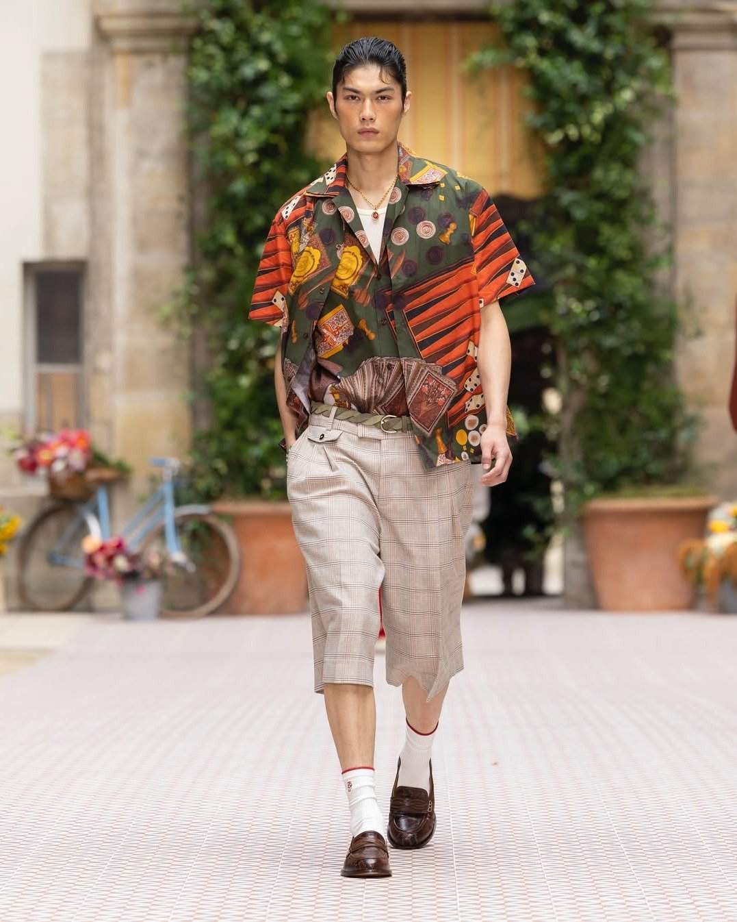 《ARTIFACTS - Dr&ocirc;le de Monsieur》
#2026春夏系列 #CubaHeat

由兩位自稱時尚局外人一同創辦 Dr&ocirc;le de Monsieu（以下稱DDM），在法國發跡品牌更主打 Not From Paris Madame 的口號。每一季的男裝以復古運動的風格，提供絕對的舒適度，而 DDM 每一季的主要色調都引人矚目，撇除了男裝的嚴肅，也不似女裝般的花俏，恰好的配色讓 DDM 除了男性消費者，愛好潮流的女性也是主要客群！

2026 春夏系列以