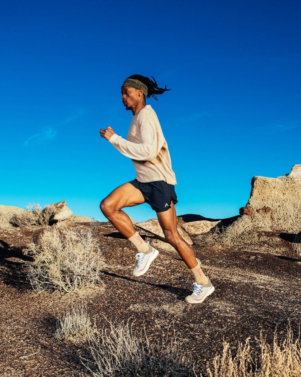 《ARTIFACTS - norda》
#頂級越野跑鞋 #女鞋新品牌✨

來自加拿大的越野跑鞋品牌 norda 成立於 2020 年，由跑者夫妻 Nicholas 和 Willamina 共同創立。致力於打造兼具高性能、卓越耐用性與環保永續理念的鞋款。是全球首個成功將 Dyneema&reg; 纖維應用於跑鞋鞋面的品牌，其整體設計風格簡約，展現低調而講究的質感，是跑鞋品牌中「低調奢華Quiet Luxury 」 的代表。

👟001A 搭載專屬的 Arnitel&reg; TPEE 中底，展現