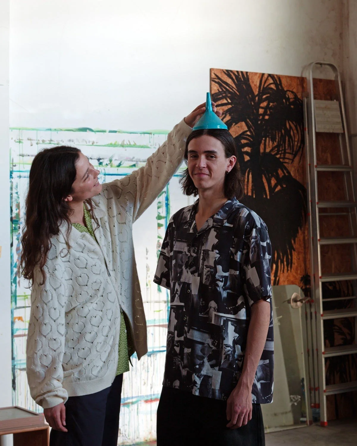 《ARTIFACTS - vowels》
#2026春夏系列 #柔和色系

vowels 由創意總監八木佑輝（Yuki Yagi） 創立，曾任 Supreme、Stussy 等知名街頭品牌，並擔任 Stussy 創意總監。品牌精神源自日本「守破離」哲學&mdash;&mdash;精於基礎，打破常規，重塑風格。品牌名則取自英文中的母音（vowels），象徵日常不可或缺的核心元素，致力於打造適合日常穿搭的高品質基本單品。

vowels 2026 春夏系列以一系列衣櫥必備單品為核心，透過純粹的線條輪