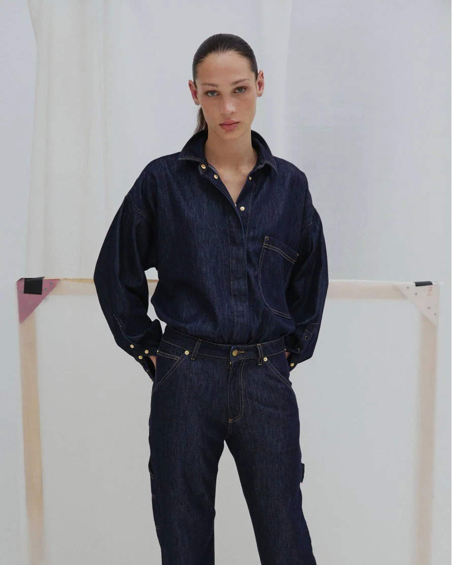 《ARTIFACTS - DARKPARK》
#女裝新品牌✨ #來自義大利

DARKPARK 是由 Inna Gerchikov 於 2021 年成立的義大利品牌，專注於打造非傳統廓形的現代牛仔褲。品牌風格大膽、率性且充滿張力，並堅持採用高品質布料，在義大利生產製造，是追求獨特品味與頂尖工藝的牛仔愛好者之首選。

品牌經典款之一的 KHRIS 牛仔褲採用中藍水洗工藝，展現自然洗鍊的色澤，弧形的剪裁設計率性且修飾腿部線條，褲管可反折做造型，更是 Kendall Jenner 私服穿搭同款；本次亦